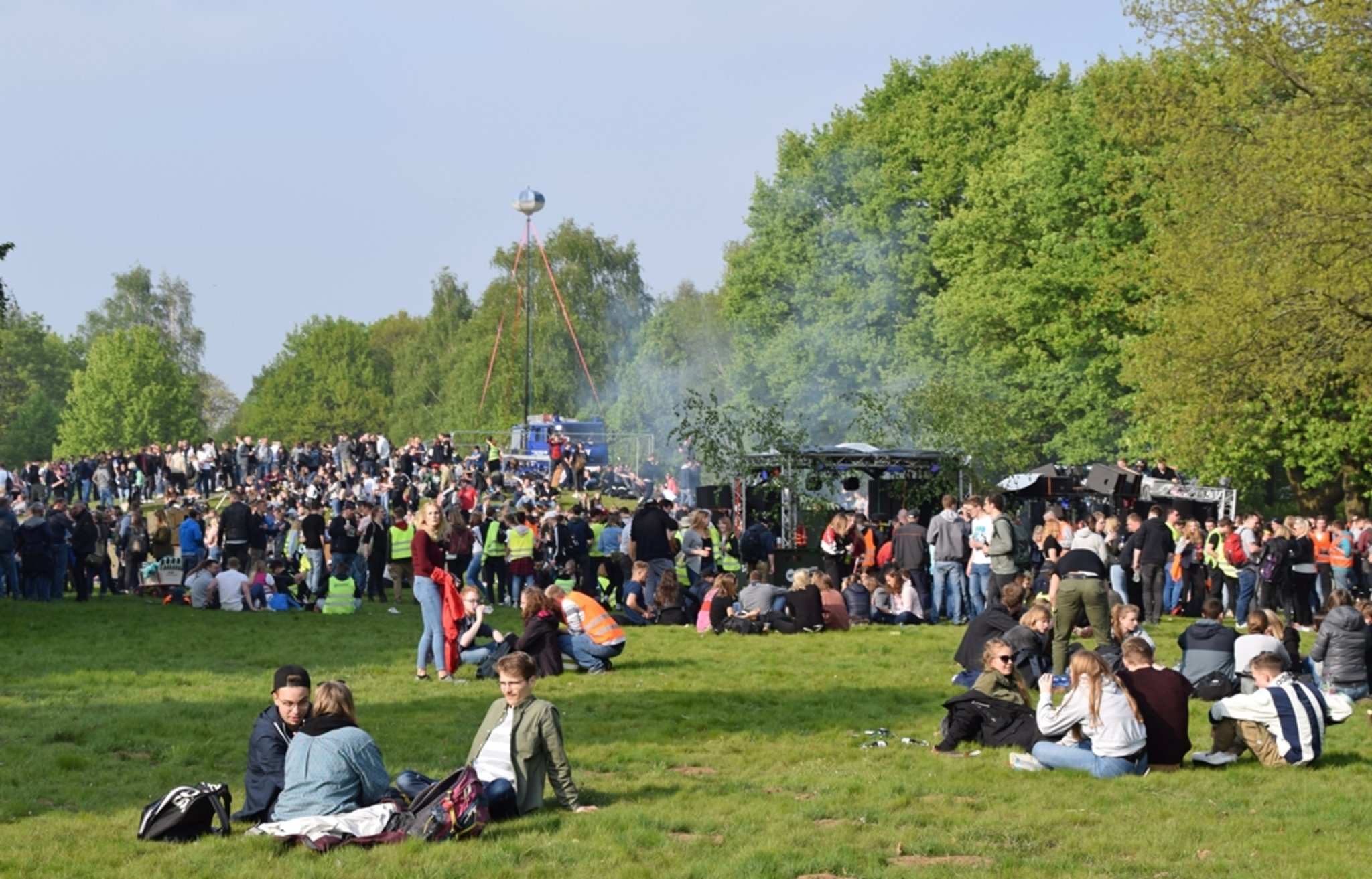 Am 1. Mai waren rund 2.500 Menschen Personen unterwegs, die rund um den Stausee zogen und am Ende im Westuferpark eine Riesenparty feierten. Foto: Bücker