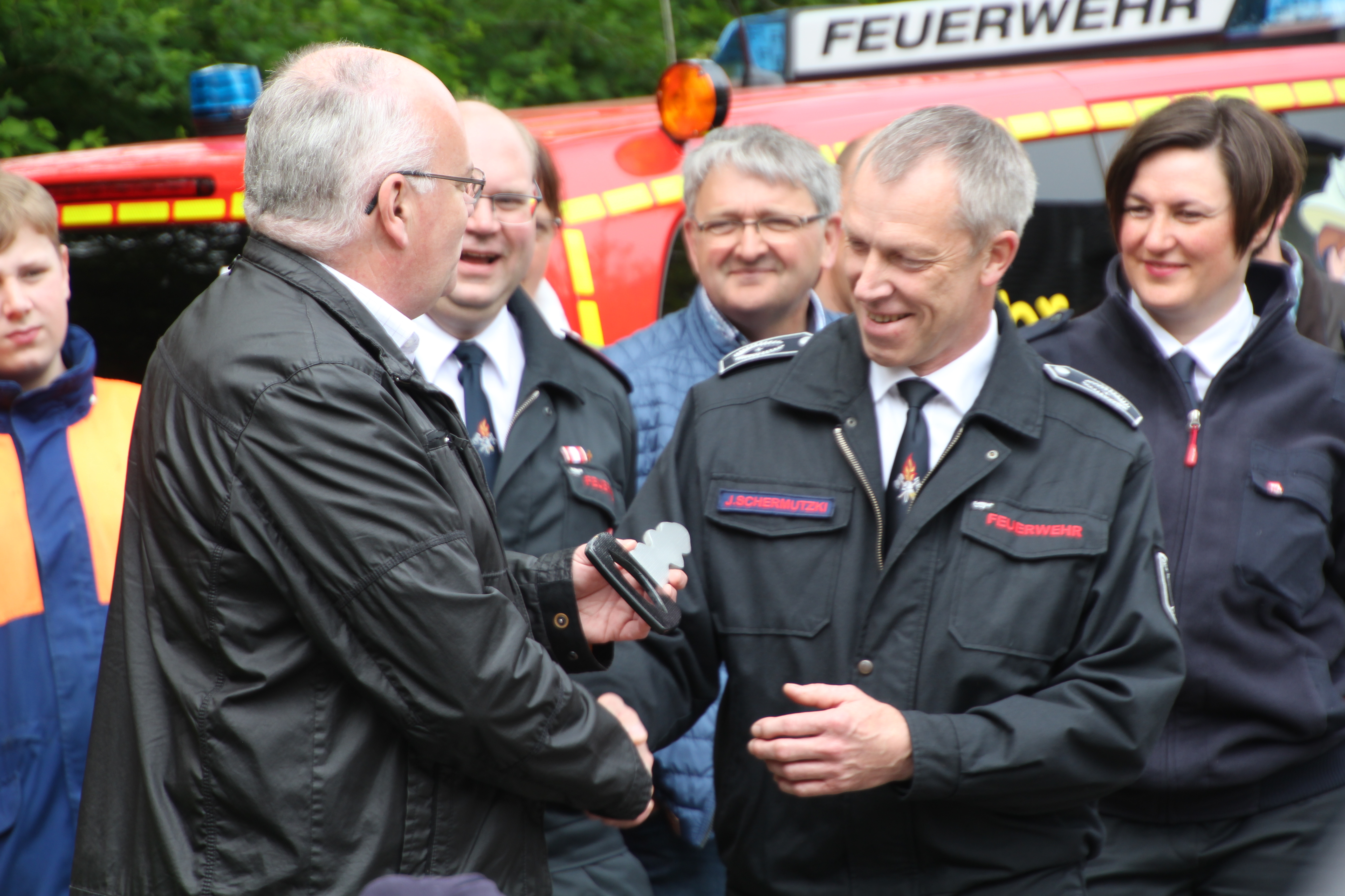 Symbolisch wurde der Schlüssel von Mendens Bürgermeister Martin Wächter an den stellvertretenden Wehrführer Jürgen Schermutzki übergeben.