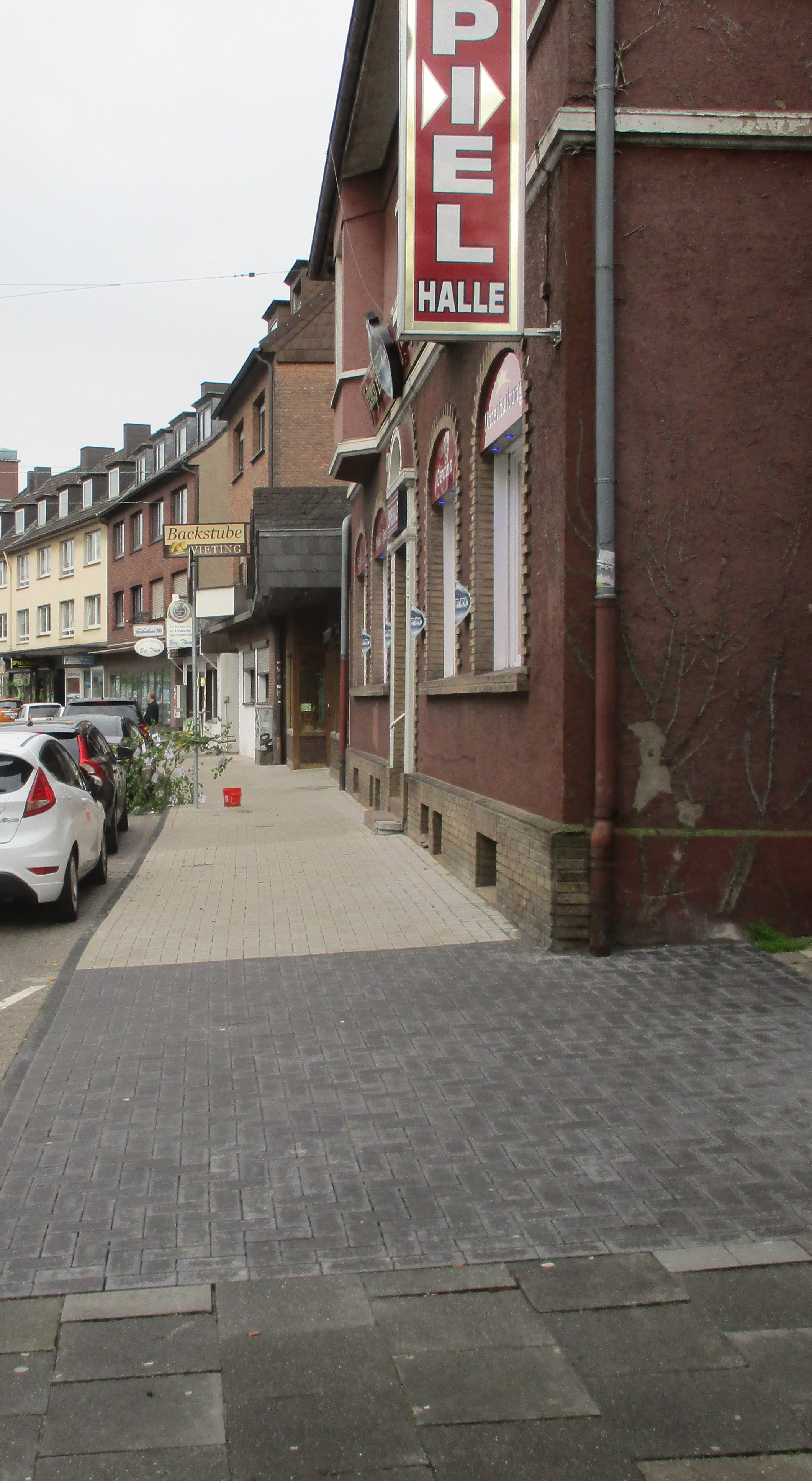 Der zum Teil sanierte Gehweg an der Ickerner Straße. Bildquelle: CDU