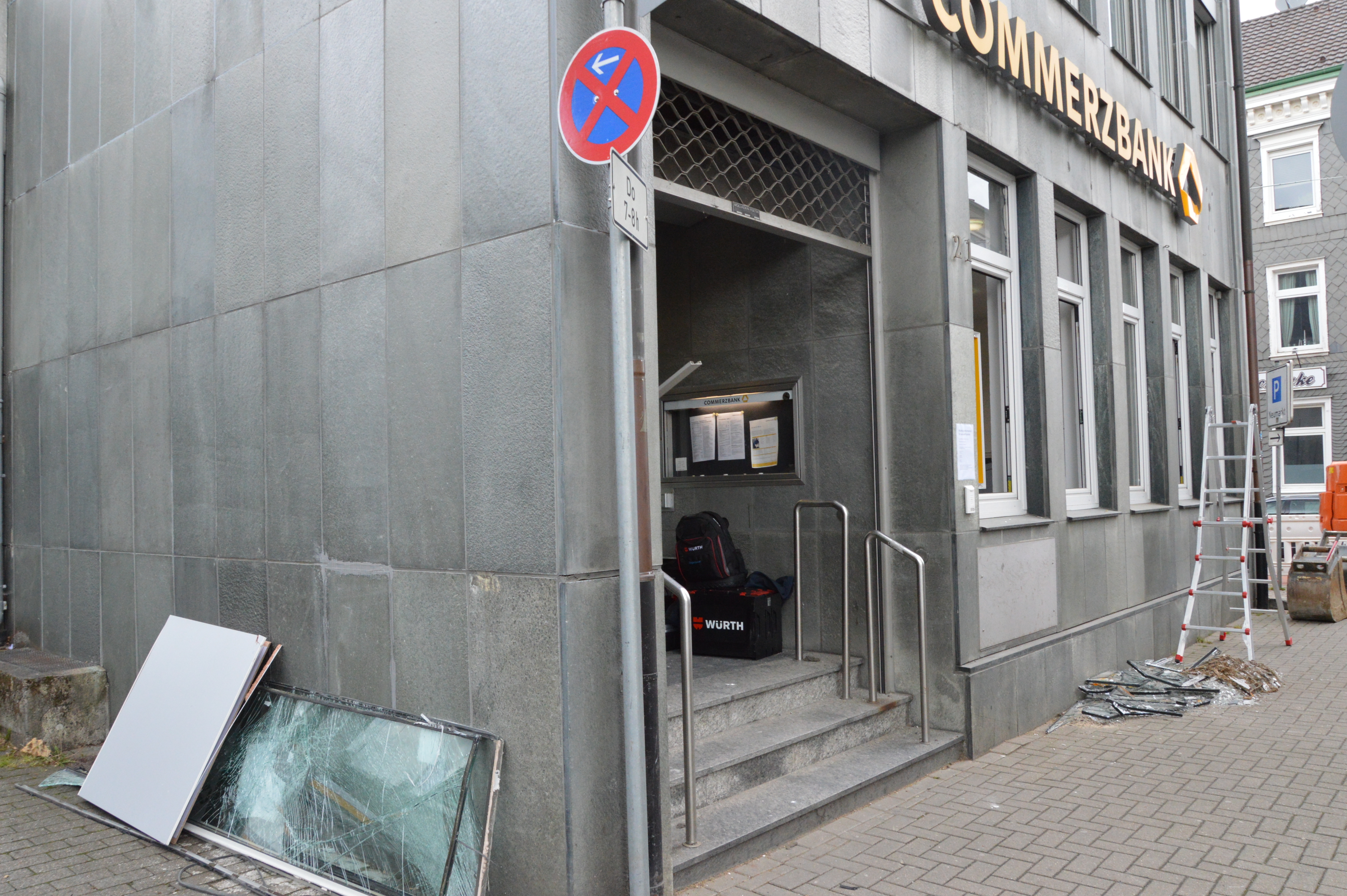Fenster sind herausgeflogen, Türen völlig zersplittert, die Geldautomaten im SB-Bereich sind zerstört: Der Gebäudeschaden in der Commerzbank am Neumarkt ist enorm. Die Reparaturen werden einige Zeit in Anspruch nehmen.