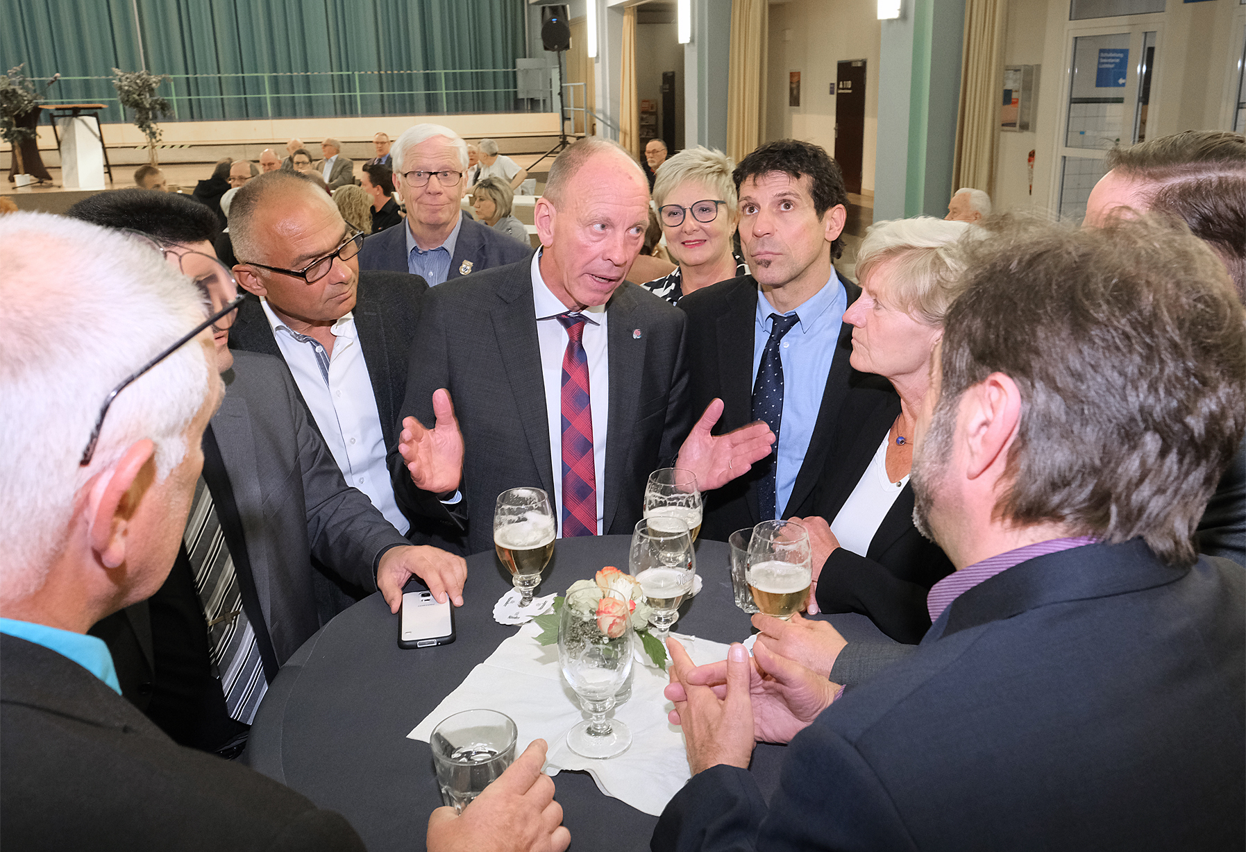 Im Lichthof des Berufskollegs kamen Gewerkschaftsvertreter auf Einladung von Oberbürgermeister Bernd Tischler zusammen. Foto: Kappi