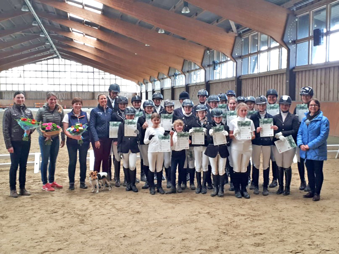 Gruppenbild beim Reit und Fahrverein „Fritz Sümmermann“ Fröndenberg vom Teilnehmerfeld zusammen mit den Trainerinnen und Richterpaar.