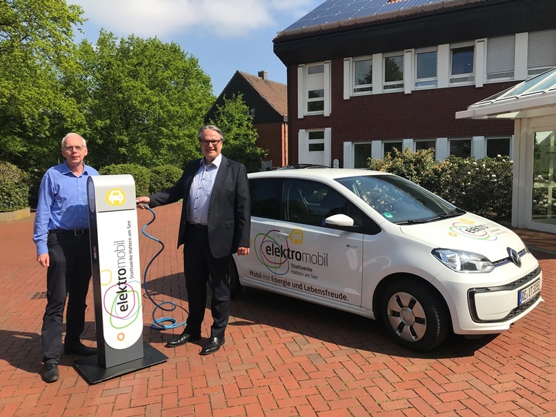 Stadtwerke-Geschäftsführer Carsten Schier, re., und Klaus Hötting setzen sich für den Ausbau der E-Mobilität in Haltern am See ein. Foto: Stadt