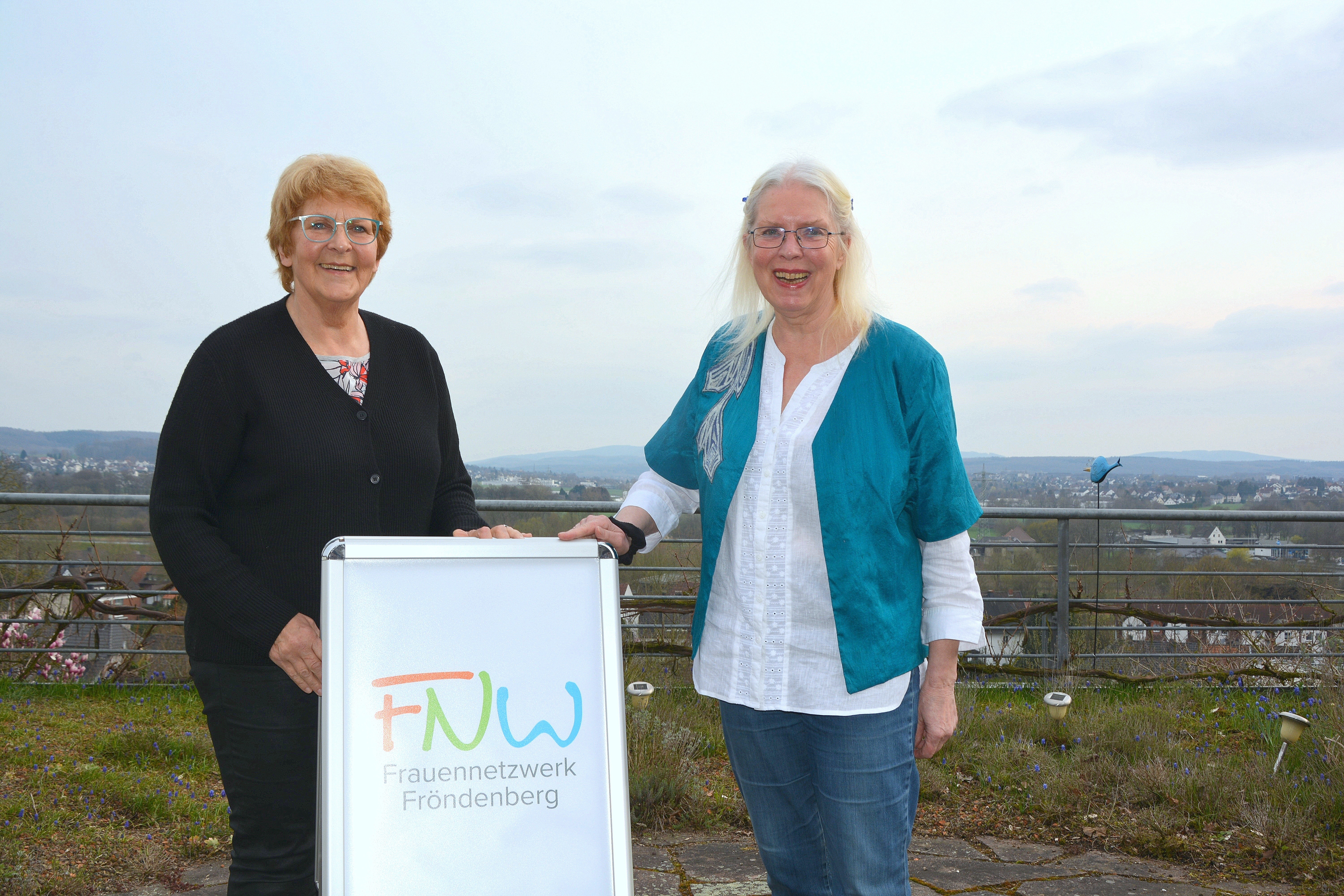 Das Fröndenberger Frauennetzwerk hat jetzt ein eigenes Logo, vorgestellt von den beiden Vorsitzenden Ursula Schulte Borberg (l.) und Barbara Streich.
Foto: peb