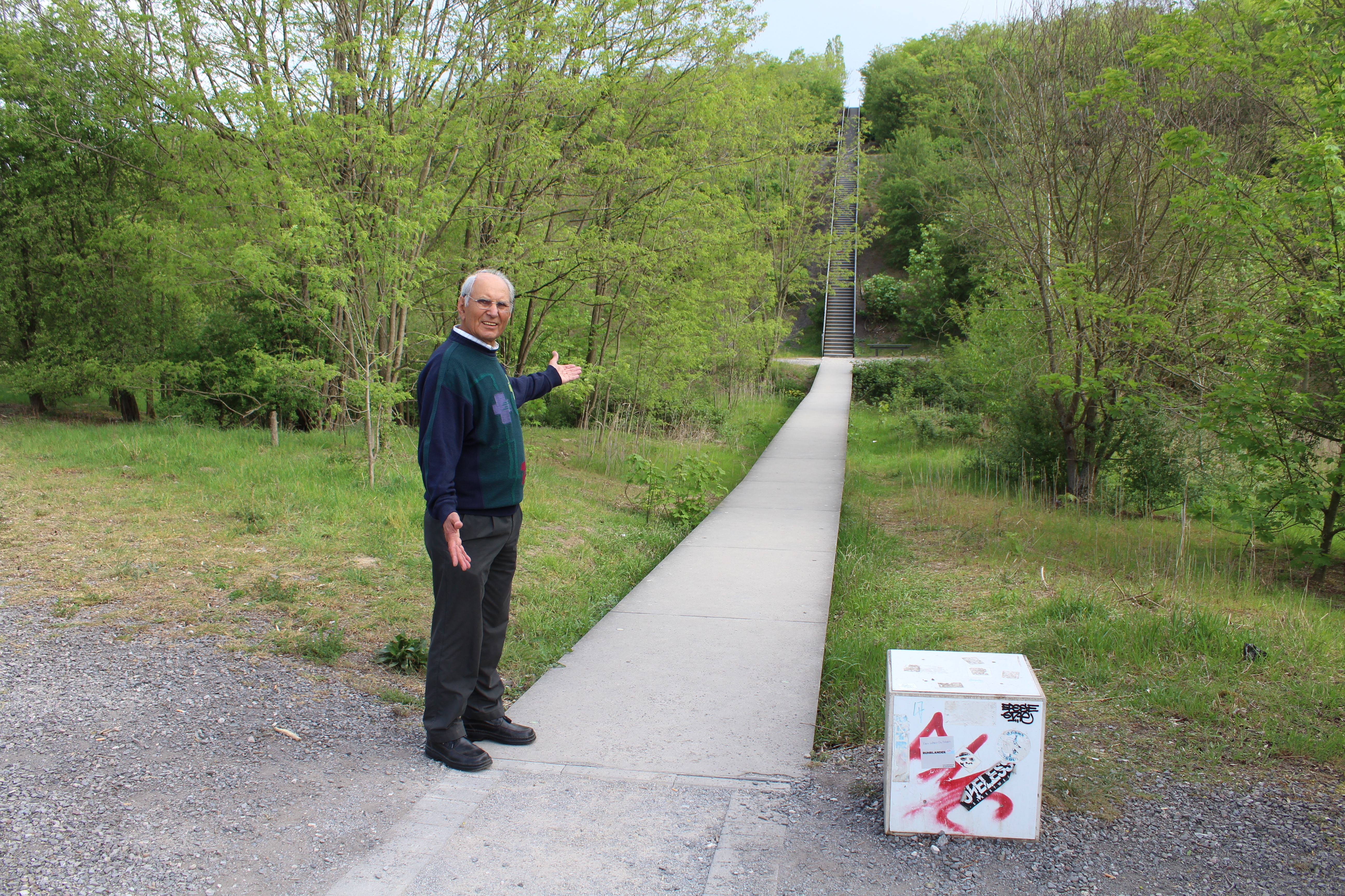 Horst Ache macht sich Sorgen um die Besucher der Halde Norddeutschland, die die Himmelstreppe nutzen. „Das abgelagerte Splittmaterial könnte dazu führen, dass man ausrutscht oder stolpert“, so der Neukirchen-Vluyner. Foto: Nadine Scholtheis