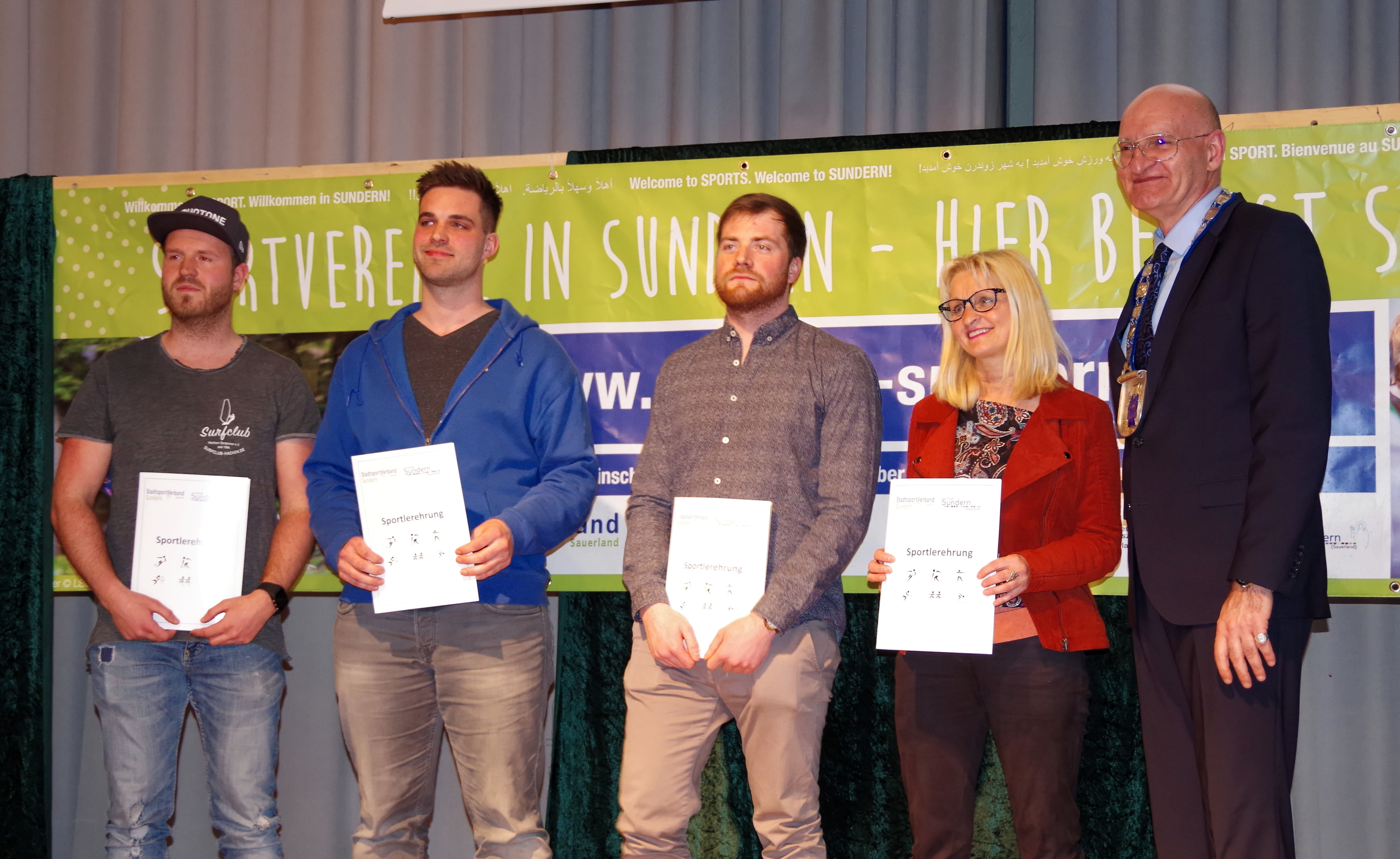 Vier Mitglieder des Surfclubs Hachen-Sorpesee wurden jetzt für zehn Jahre Ehrenamt als Surflehrer bzw. Übungsleiterin geehrt.