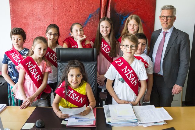 Oberbürgermeister Erik O. Schulz freute sich über den Besuch von neun türkischen Kindern, die sich in seinem Büro versammelten.