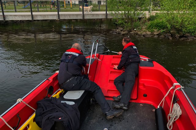 Die Freiwillige Feuerwehr Herdecke musste am Donnerstag um 14.34 Uhr gemeinsam mit einer Tierschutzorganisation drei hilflose Entenküken auf dem Harkortsee retten.