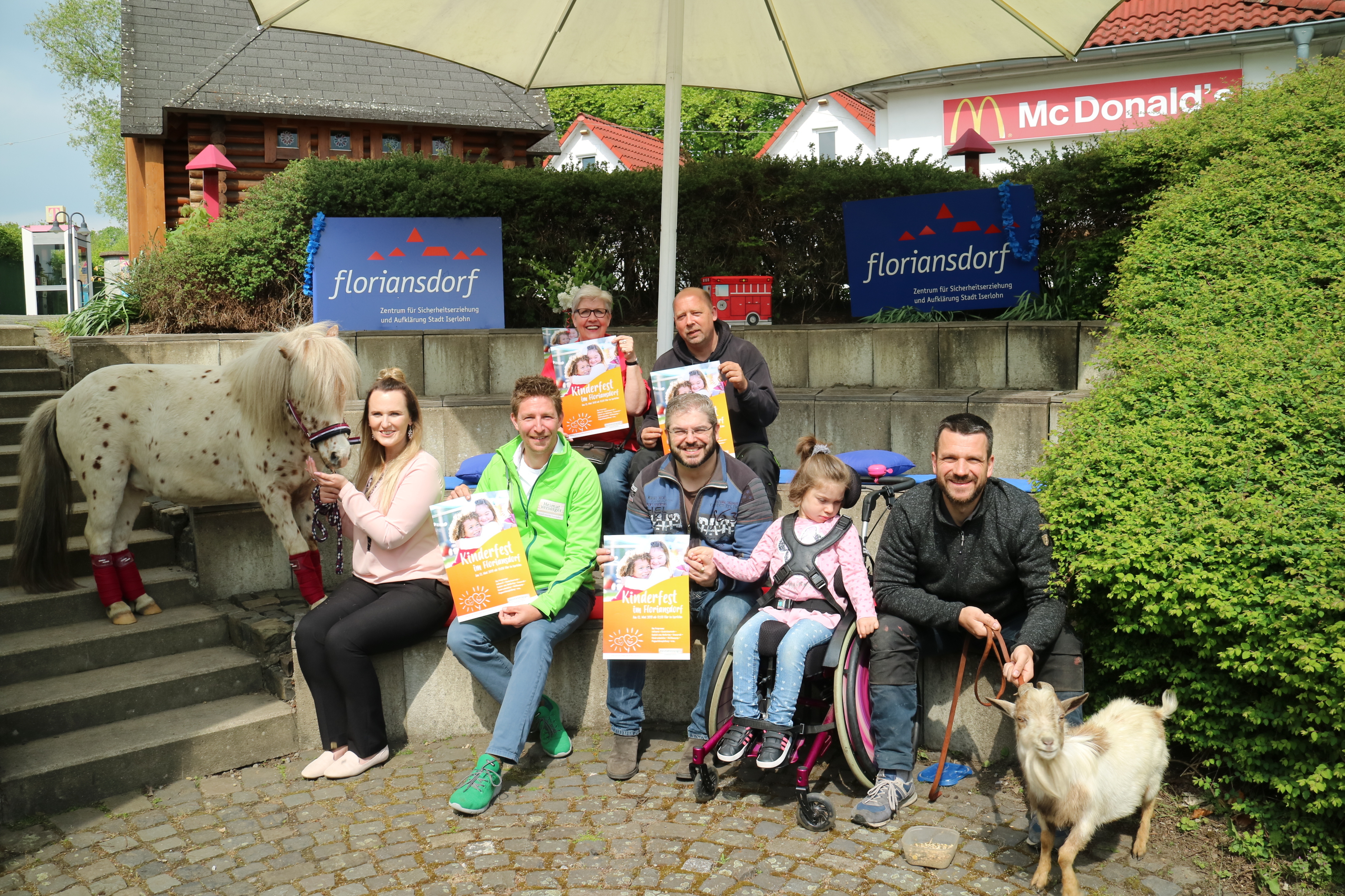 Gian Claudio Porcu (Mitte, mit Tochter Stella) und seine Mitstreiter haben ein abwechslungsreiches Programm auf die Beine gestellt. Foto: Goor-Schotten