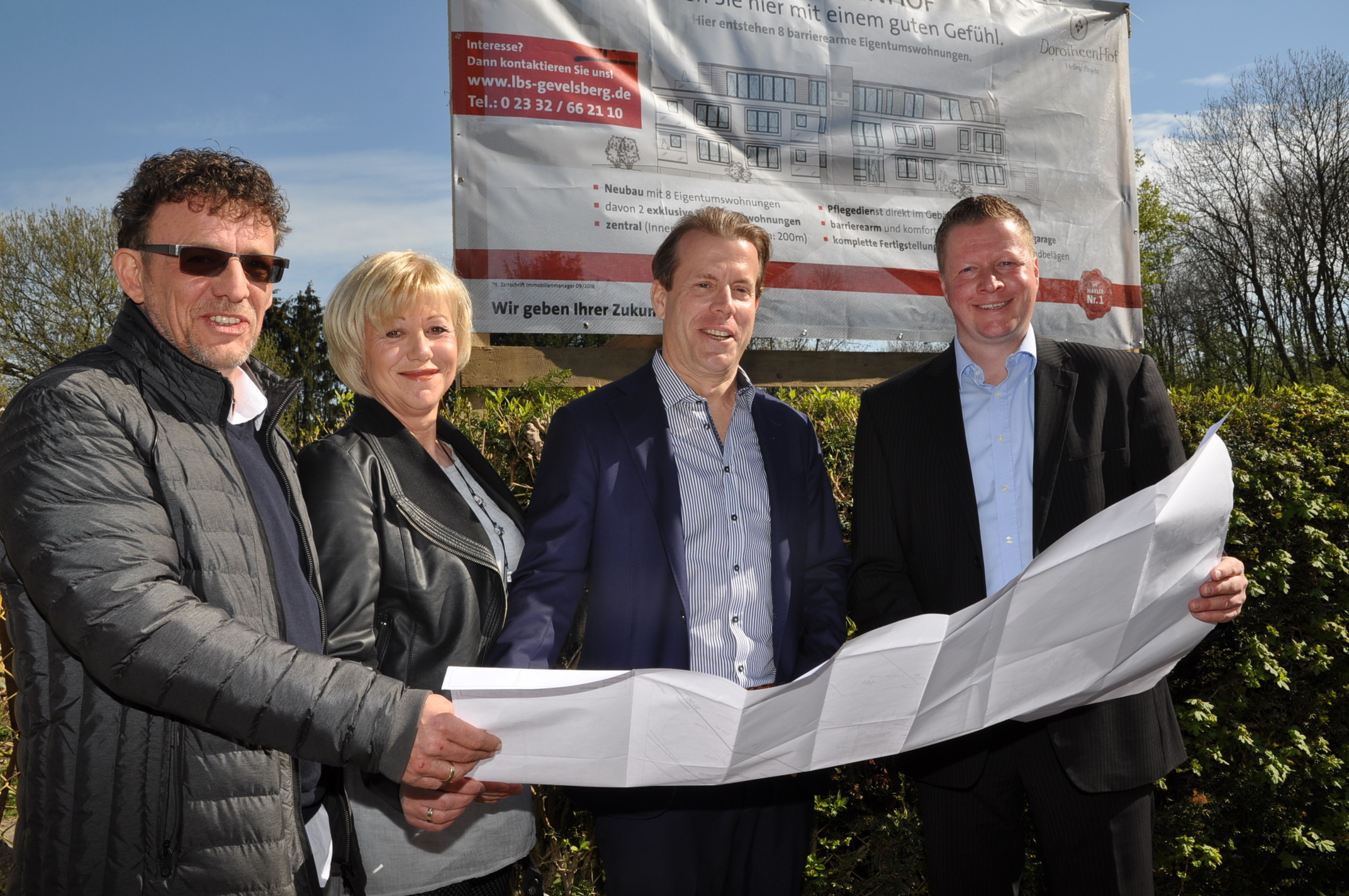 Realisieren in Gevelsberg an der Theodorstraße ein innovatives Bauprojekt aus Wohnen und Pflege: (v.l.) Mario Wolf (Inhaber Häusliche Tagespflege), Sabine Wolf (Assistentin der Geschäftsleitung), Tim Helling (Geschäftsführer Helling Projekt GmbH) und Christian Menze-Emde (Immobilienberater der LBS Gevelsberg).