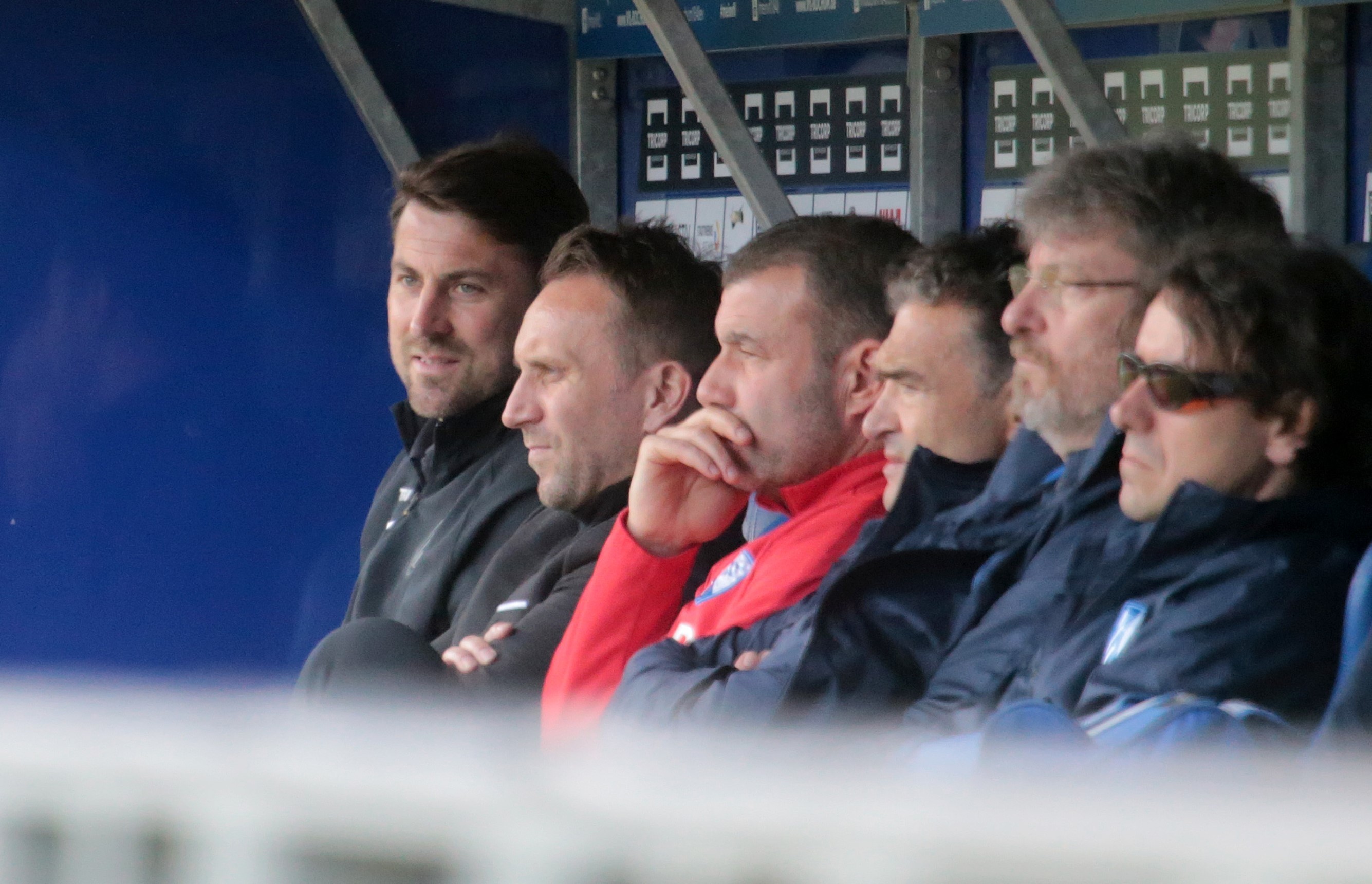 Er schaut zurzeit ganz genau hin: Sebastian Schindzielorz (2.v.l.) plant die Zukunft des VfL Bochum. Foto: Molatta