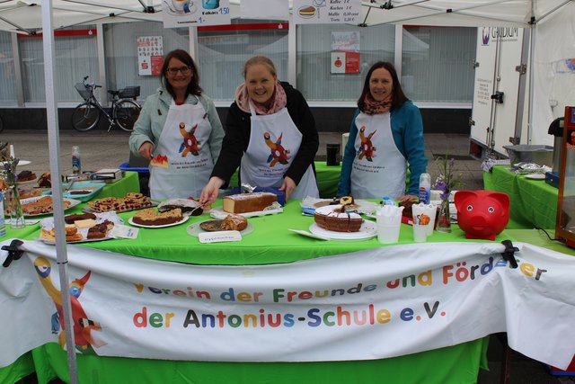 Der Verein der Freunde und Förderer der Antonius-Schule war auch mit einem Stand vertreten. Der Erlös des Kuchenverkaufs ist für verschiedene Projekte der Schule bestimmt. Darüber freuen sich vl. Kathrin Warias, Alexandra Nauen und Kerstin Turowski.