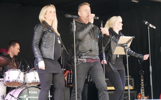 Die Band "12feetover" begeisterte mit den größten Hits der letzten Jahrzehnte.