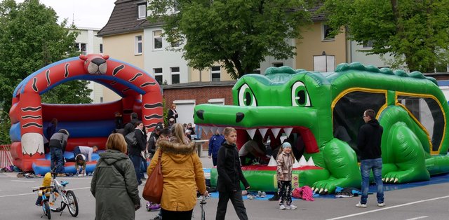 Die Kinder hatten Spaß auf den Hüpfburgen auf dem Schulhof der Gervinusschule