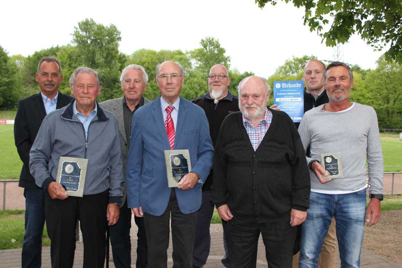 Geehrt wurden (v.l.n.r.): Jürgen Kamps, 70 Jahre Vereinszugehörigkeit, Josef Jaspers, Willi Smits, Karl-Heinz Jansen, 2. Vorsitzender Achim Hahn, Ehrenmitglied Heinz Kießler,
für 25 Jahre Benjamin Walter und für 50 Jahre Karl Heinz Vogel.
Foto: privat