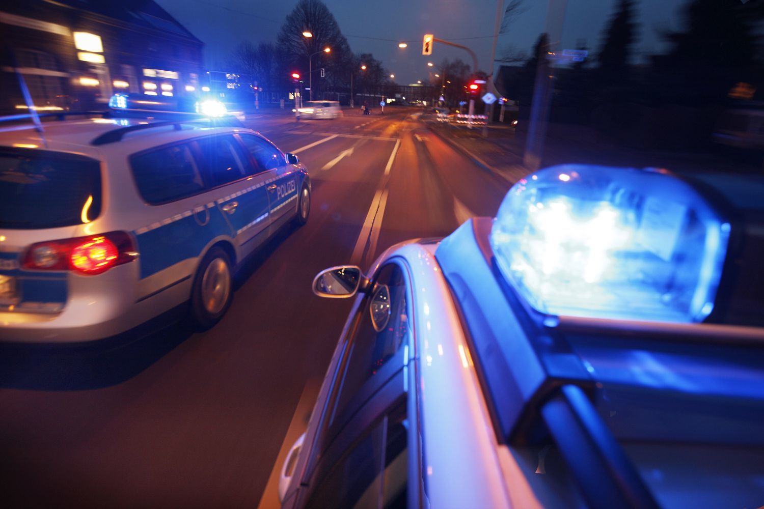 Die Beamten brachten den aggressiven Partygast mit dem Streifenwagen zur Polizeiwache nach Langenfeld.
Foto: Kreispolizei Mettmann