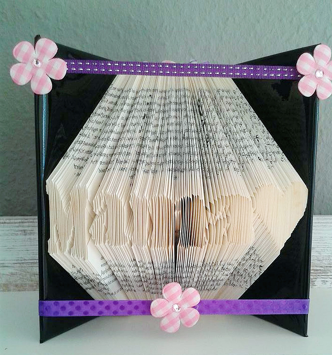Beim "Book Folding" entstehen durch das Falten von Buchseiten kunstvolle Objekte.