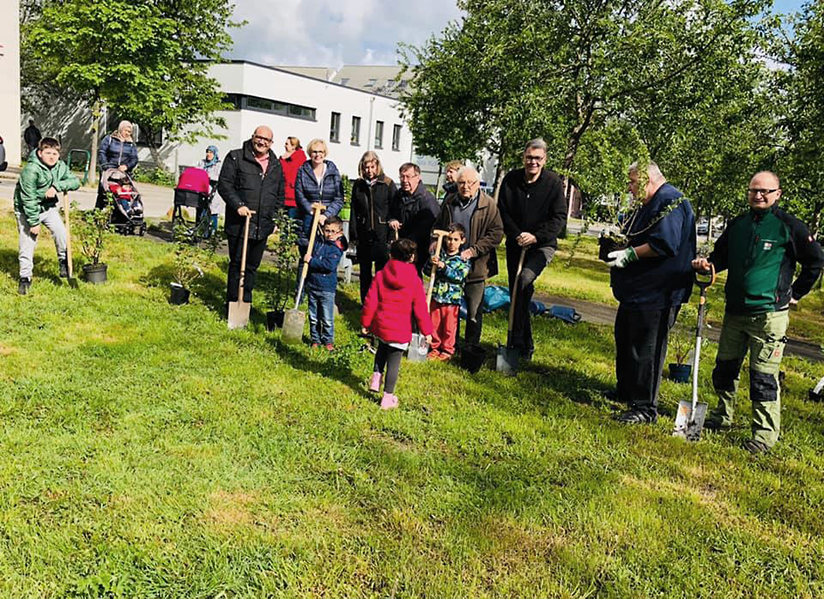 Viele helfende Hände griffen zum Spaten; auch Landtagsabgeordneter Volkan Baran (l.) machte mit beim Pflanzen der Sträucher.
