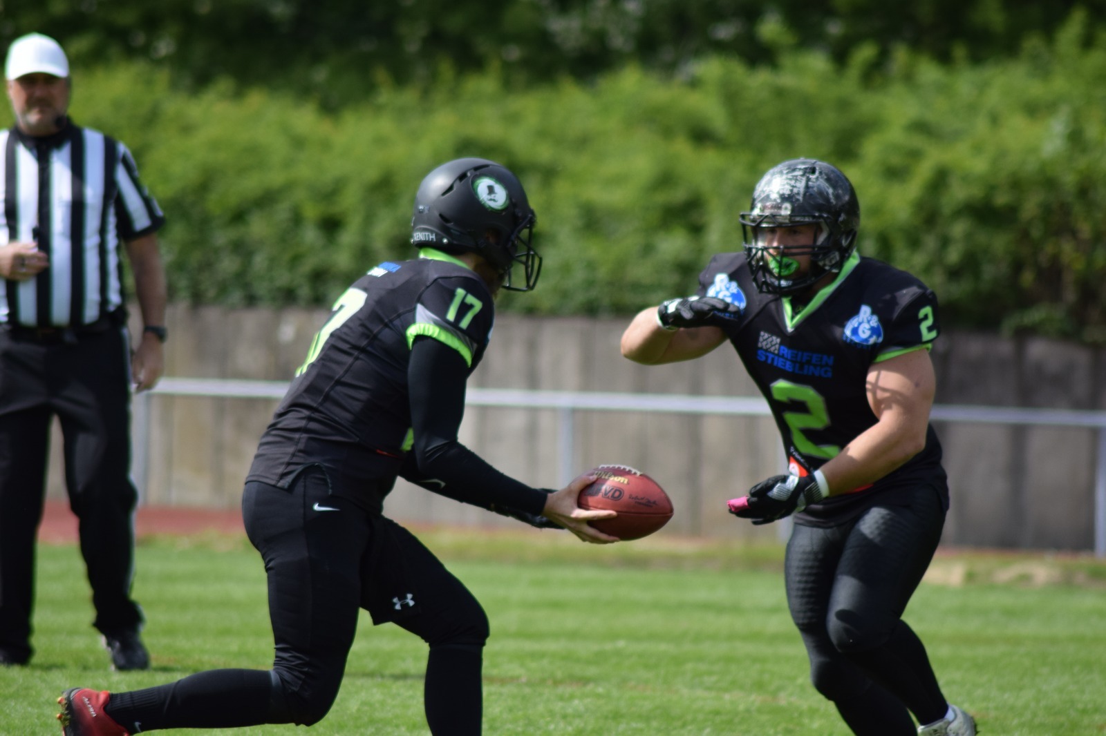 Quarterback Max Schmidt (links) übergibt das Lederei an Rene Piecha