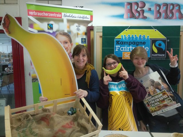 Alles auf Banane: Jutta Eickpasch, Alexa und Anna in der Pausenhalle des Kamener Gymnasiums