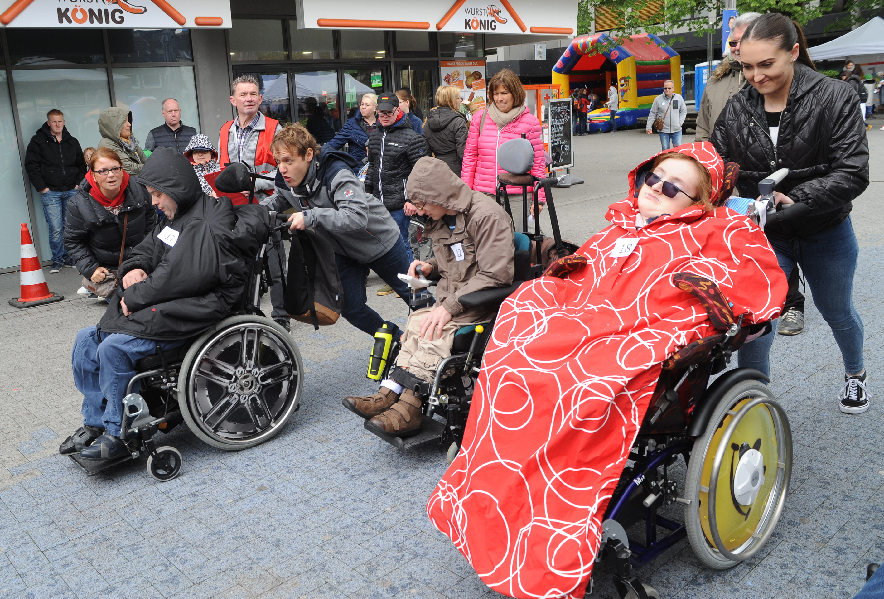 Eine Attraktion war der Rollstuhl-Wettlauf, bei dem die Teilnehmer kräftig angefeuert wurden.