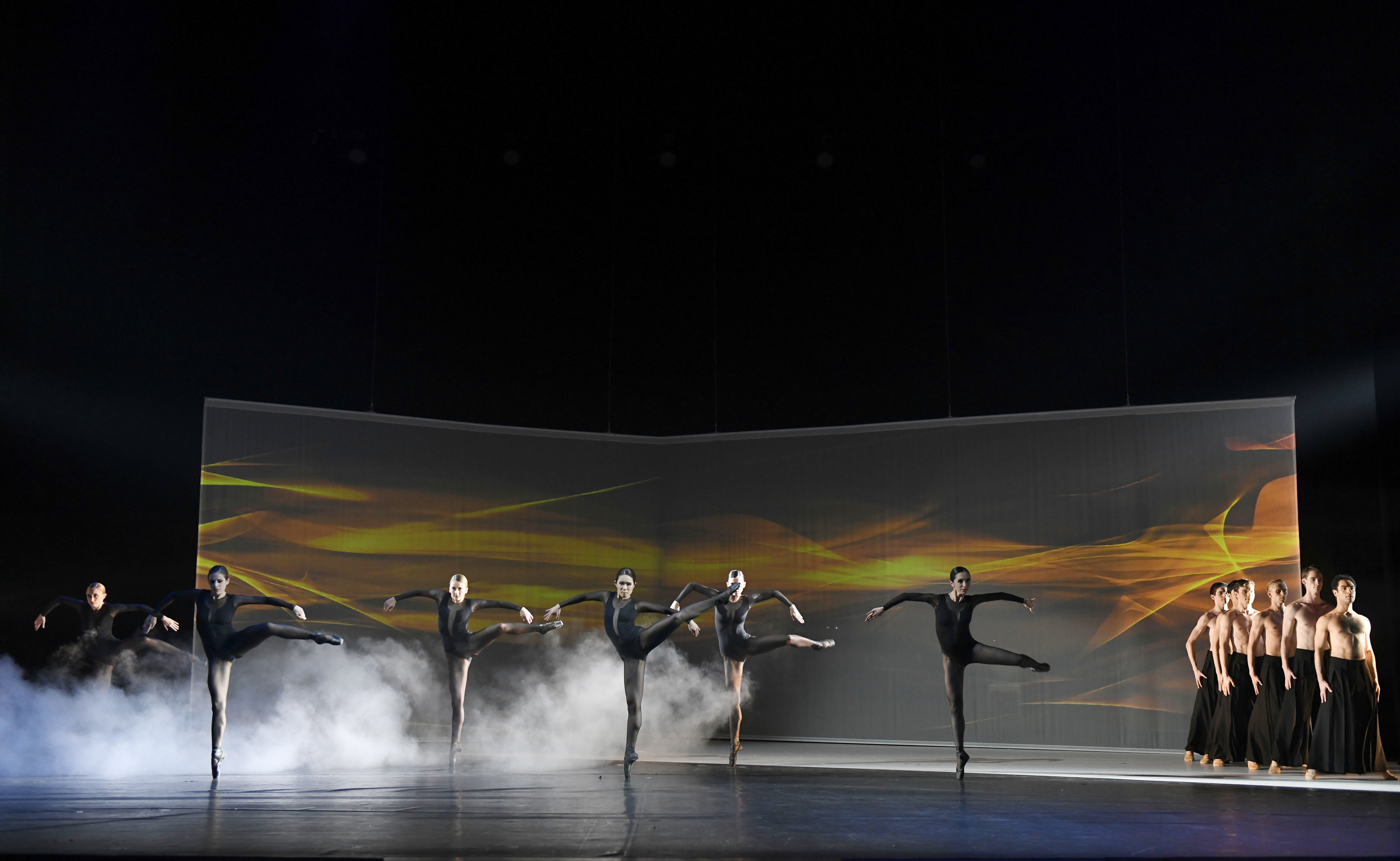 Die Ballett-Compagnie des Aalto-Theaters und drei Vollblutmusiker gehen gemeinsam mit dem musikalischen Leiter Heribert Feckler und dem Cellisten der Essener Philharmoniker Florian Hoheisel auf eine Entdeckungsreise durch die Musik- und Tanzgeschichte.
