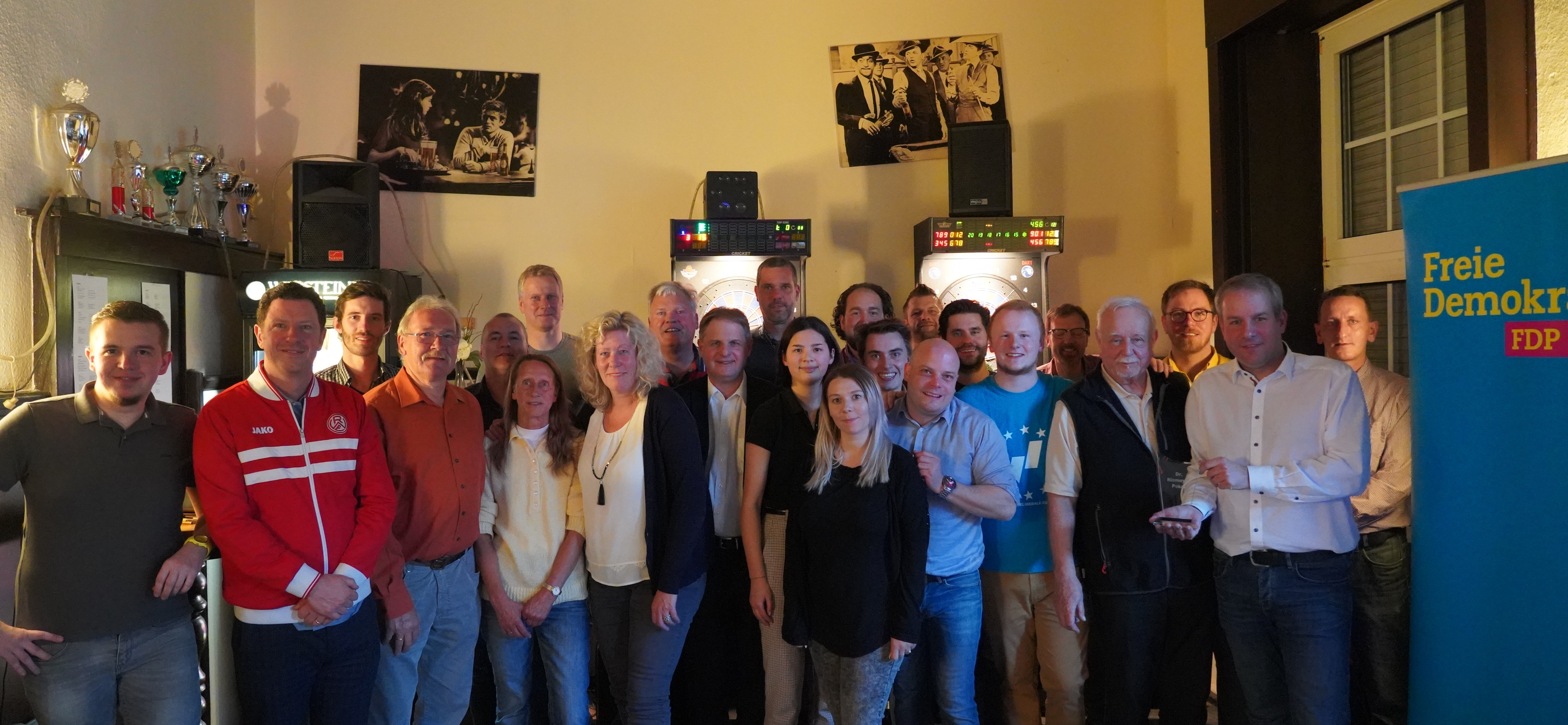 Die Teilnehmer aus Politik, Vereinen und Unternehmen beim ersten Benefiz-Dartturnier der FDP Essen-West.