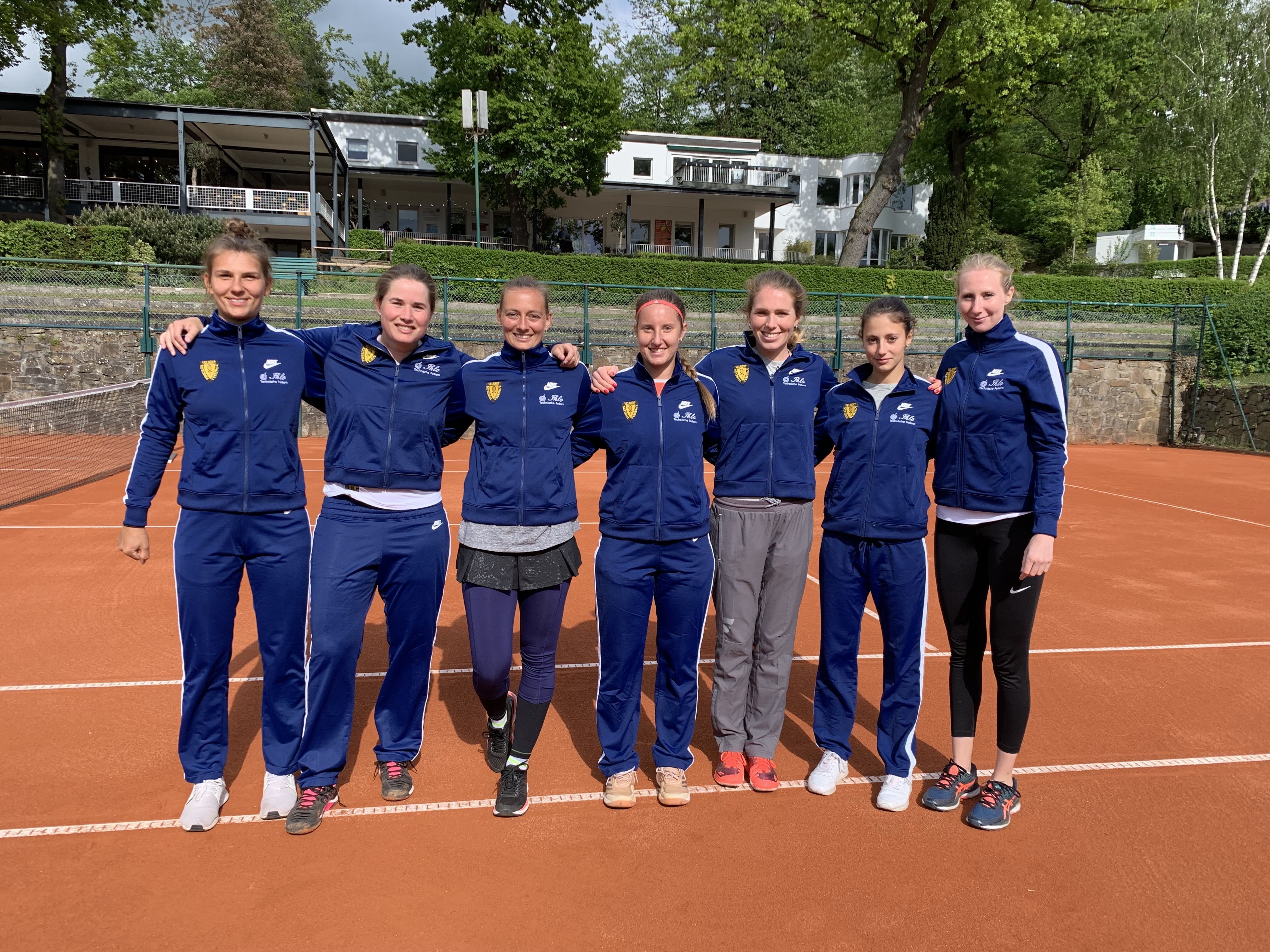 Den perfekten Start legten die ersten NBV-Damen auf die Asche und siegten mit 8:1 beim Rochusclub Düsseldorf. Von links nach rechts: Isabel Heupgen, Bernice van de Velde, Cindy Burger, Marina Bassols Ribera, Lauren Wagenaar, Ana Sovilj und Anna Schubries.