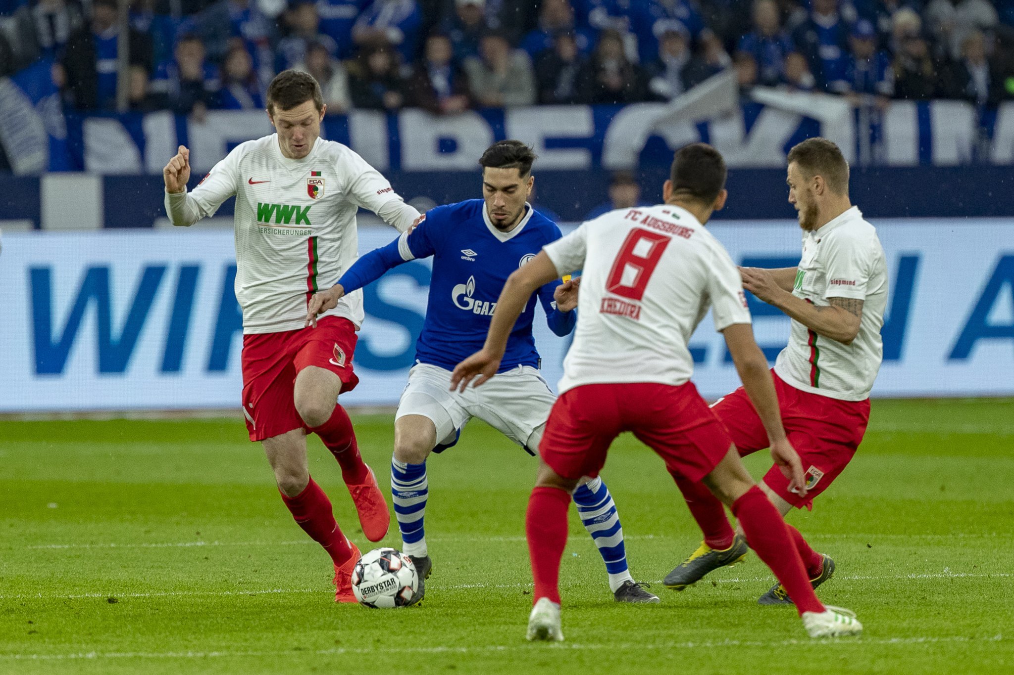Suat Serdar (am Ball) vom FC Schalke 04 versucht sich gegen drei Spieler vom FC Augsburg durchzusetzen. Am Ende trennten sich beide Teams 0:0 unentschieden.