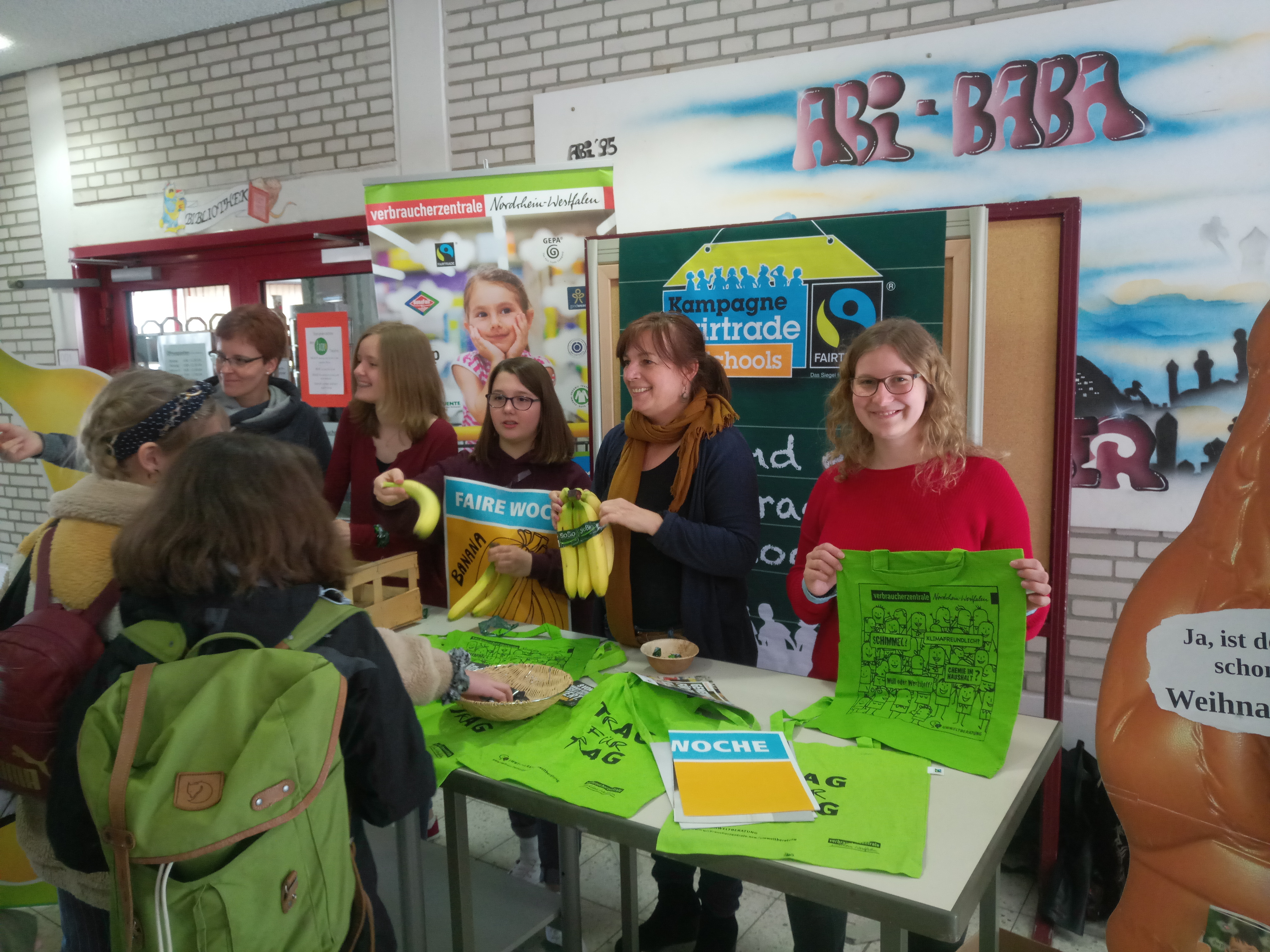 Lehrerin Babara Behrens (v.l. nach r.), Schülerinnen Mina und Alexa, Umweltberaterin Jutta Eickelpasch und Lehrerin Lisa Krimziak im Einsatz in der Pausenhalle.