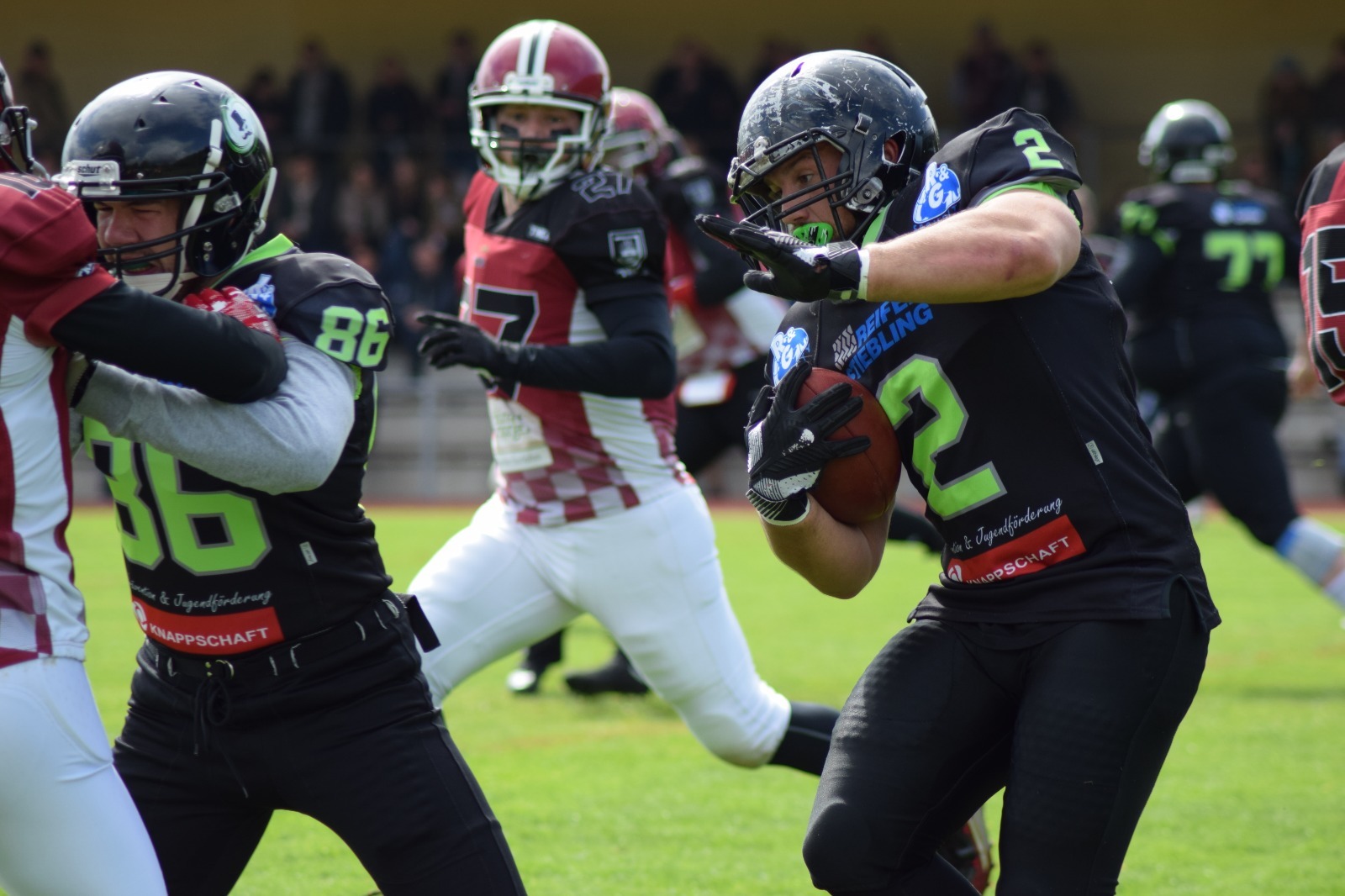Runningback Rene Piecha sucht sich seinen Weg