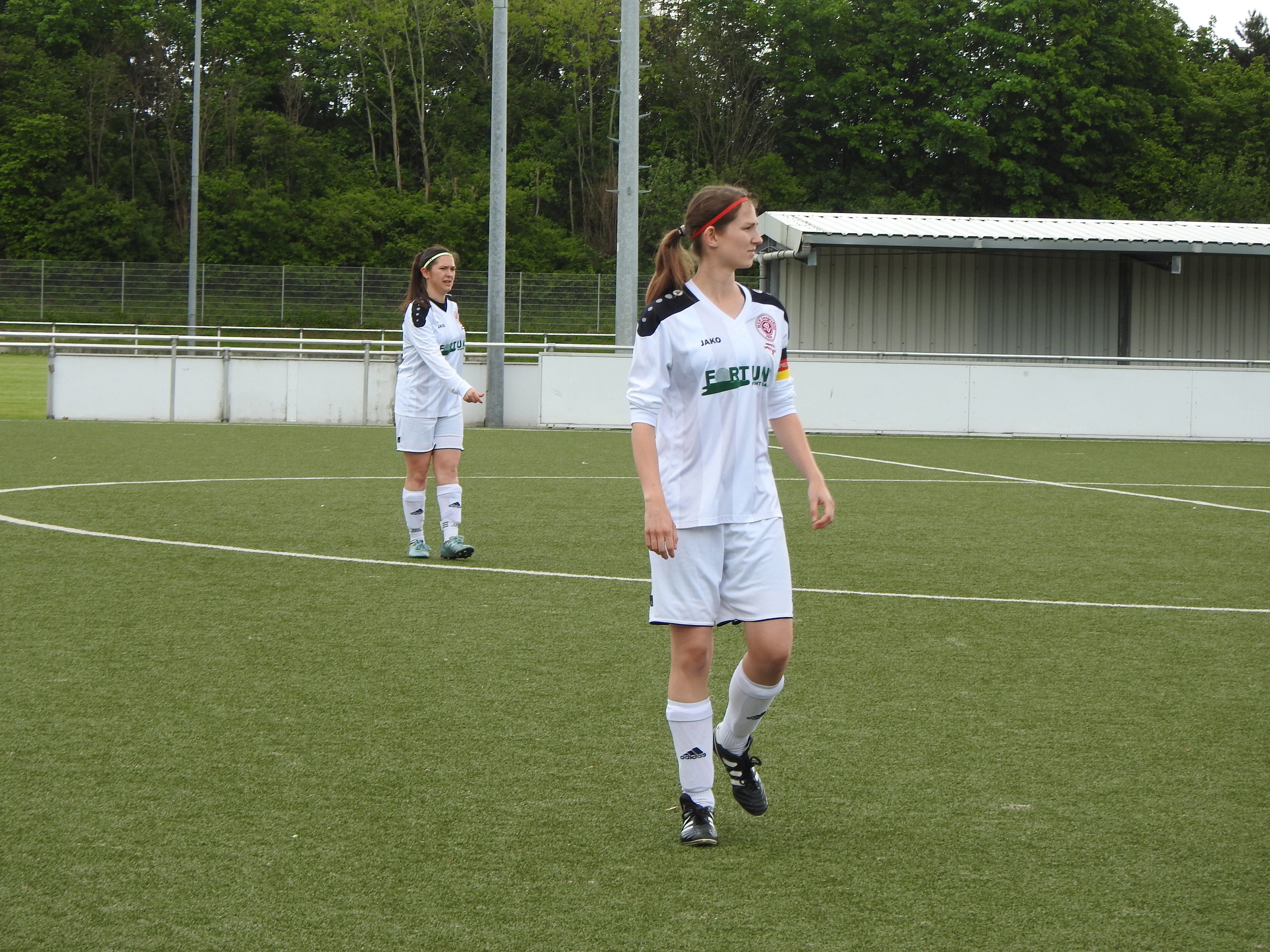 Chefin in der HSV-Defensive, Hanneke Schnatenberg (im Vordergrund), beobachtet das Spiel ihrer Mannschaft aus der 4er-Kette heraus.