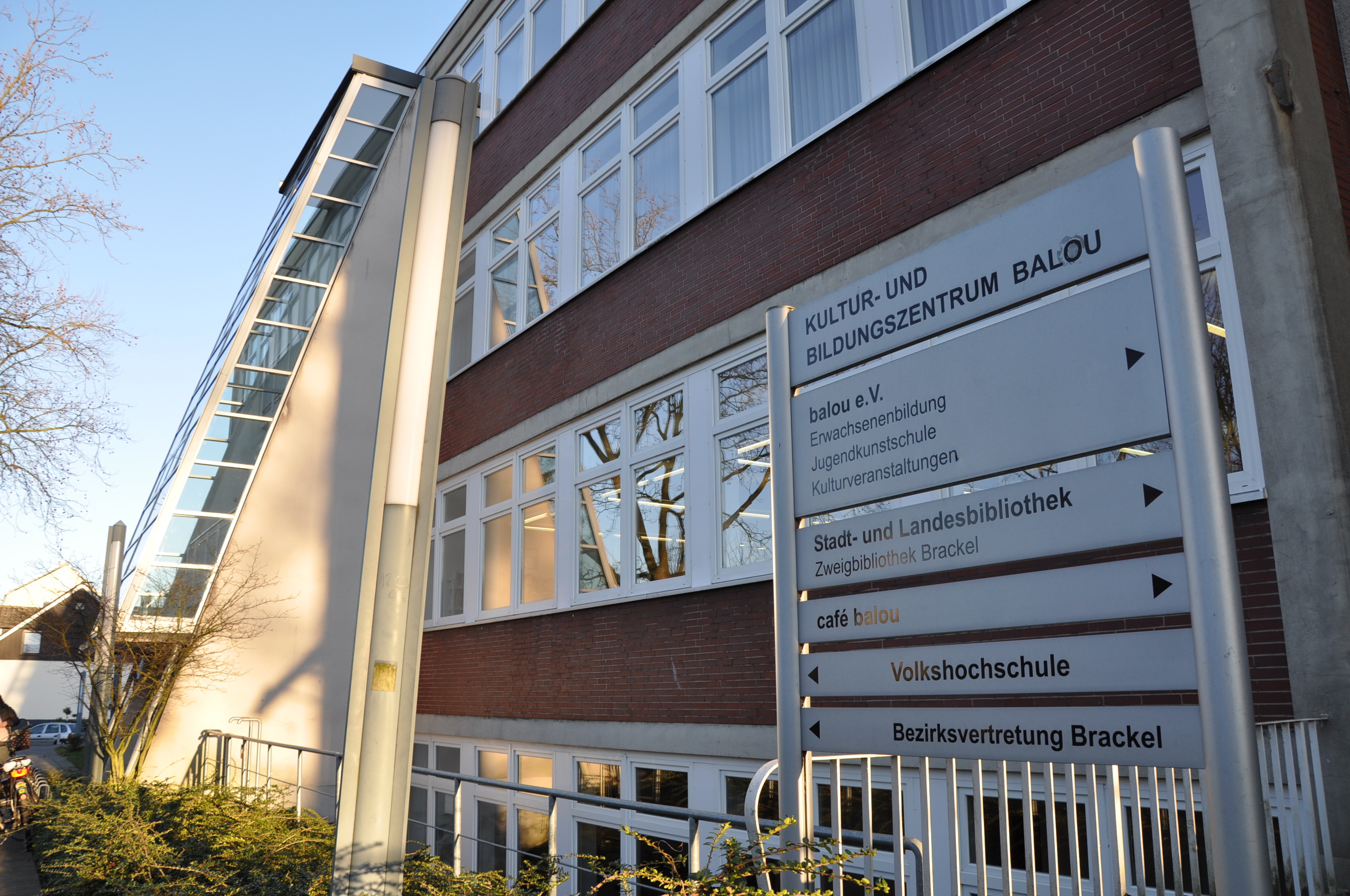 Im Neubautrakt des Kultur- und Bildungszentrums Balou an der Oberdorfstraße 23 in Brackel tagt die Bezirksvertretung Brackel im Sitzungssaal im ersten Obergeschoss.