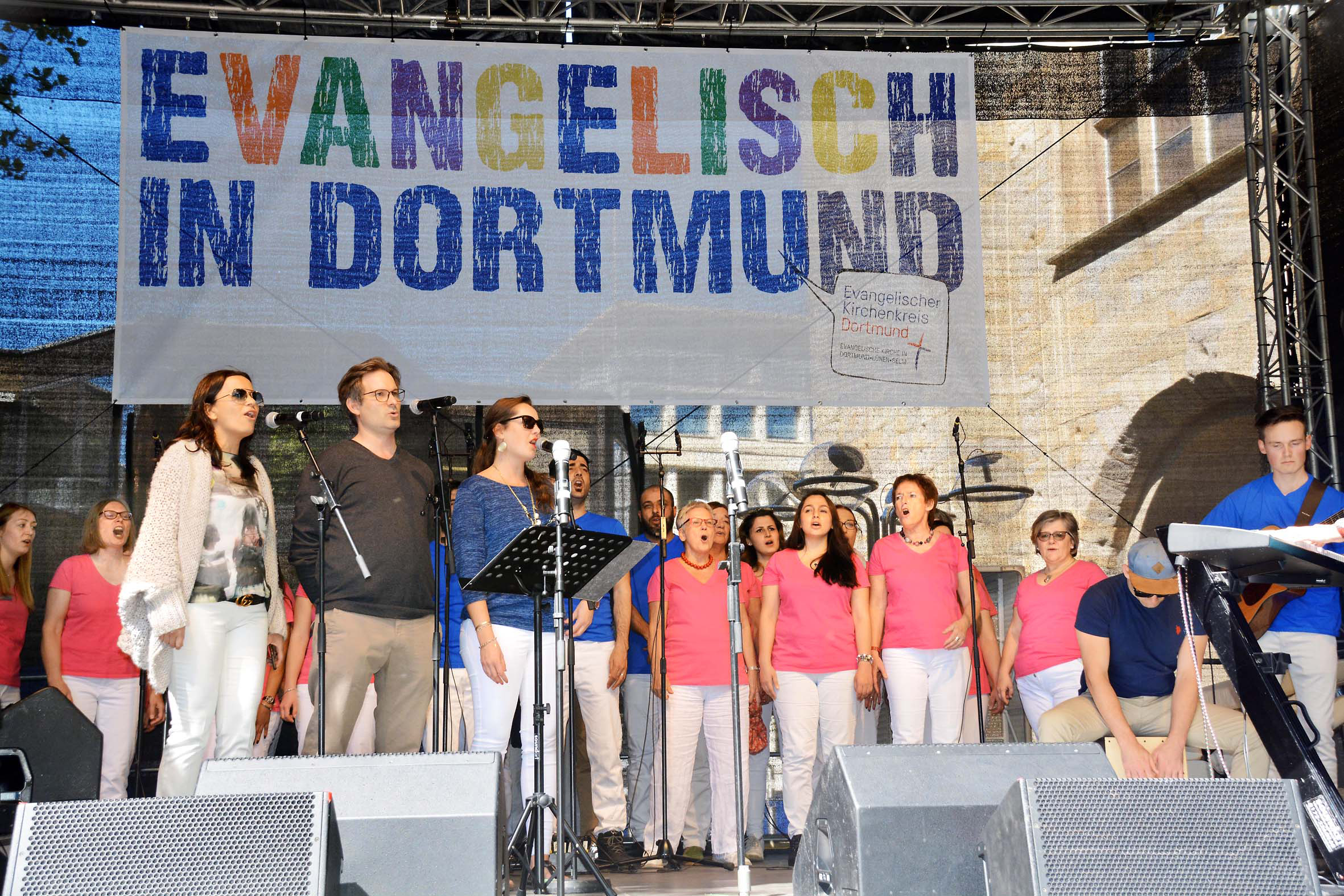 Am Wochenende feiert Dortmund das Stadtfest "Dortbunt! Eine Stadt. Viele Gesichter.“ und zeigt, wie vielfältig und bunt Dortmund ist. Der „Verein für urbane Popkultur“ bespielt die Wiese am Rathaus und auch die Kirchen machen auf einer Bühne, wie im vergangen Jahr, Programm.