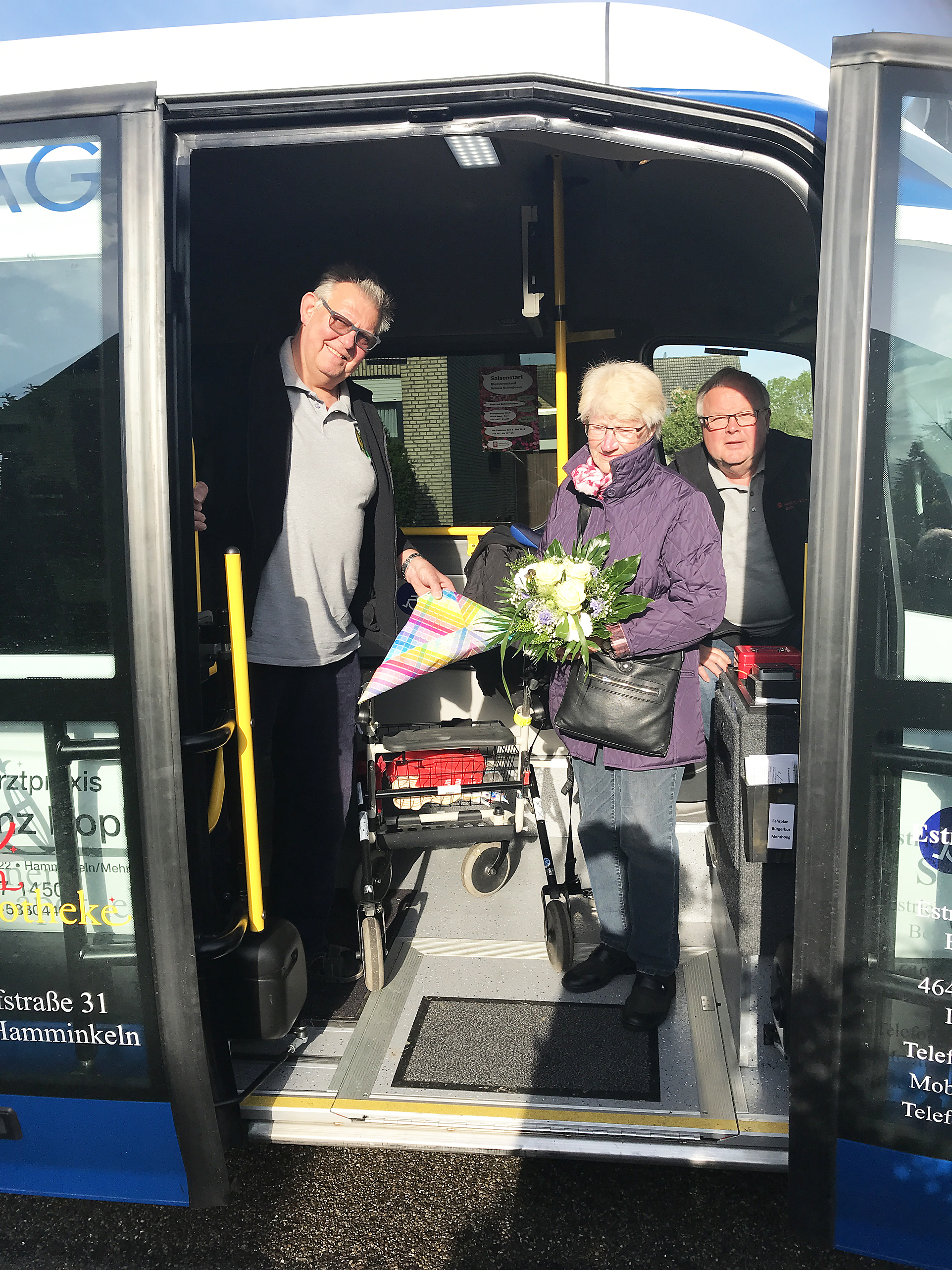 Maria Möllenbeck freut sich über die Blumen und die Zehnerkarte.