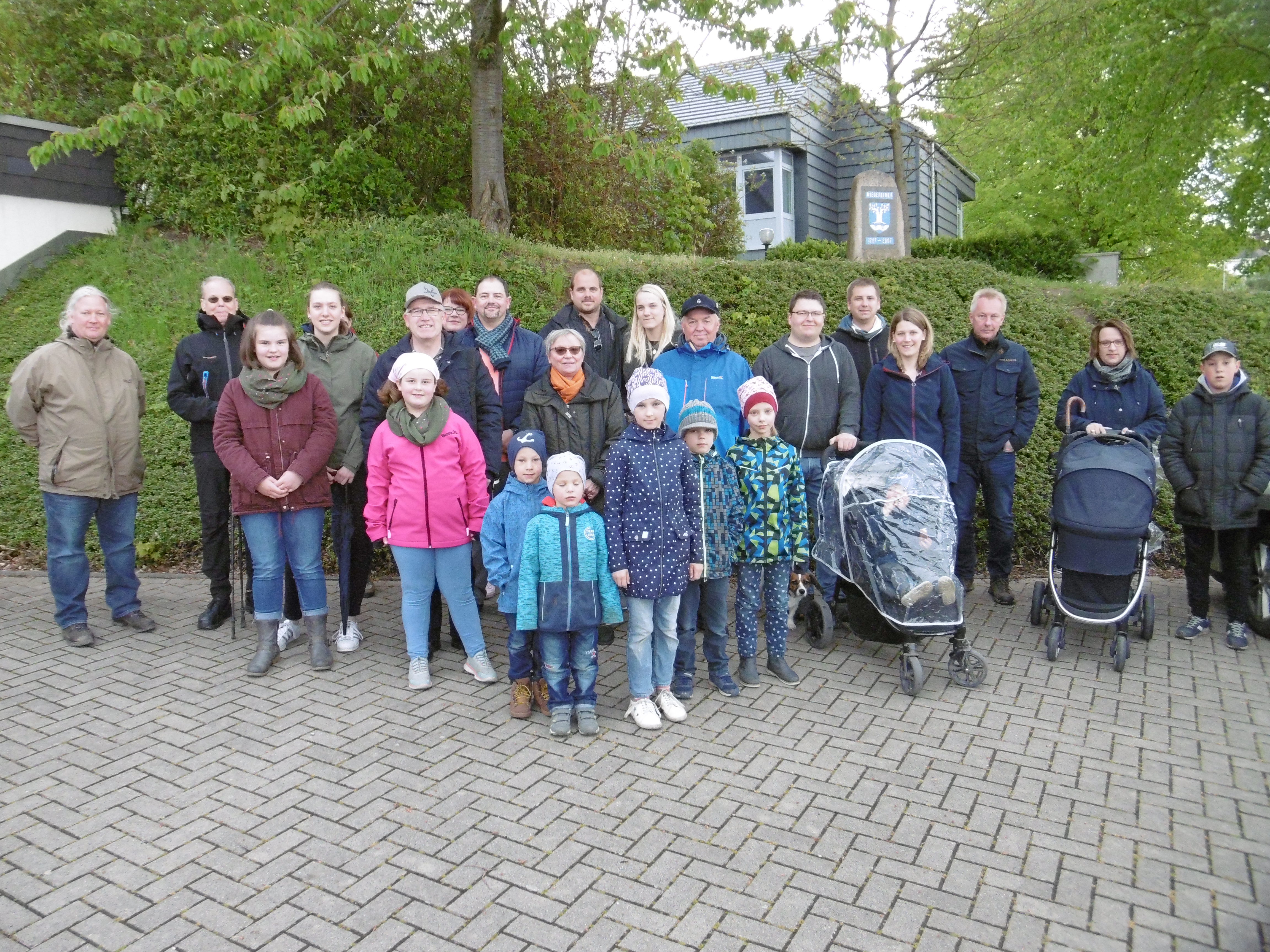 Zu einem ersten Dorfrundgang für die Neubürger Niedereimers hatte der Ortsheimatpfleger Detlev Becker am ersten Maisonntag eingeladen.