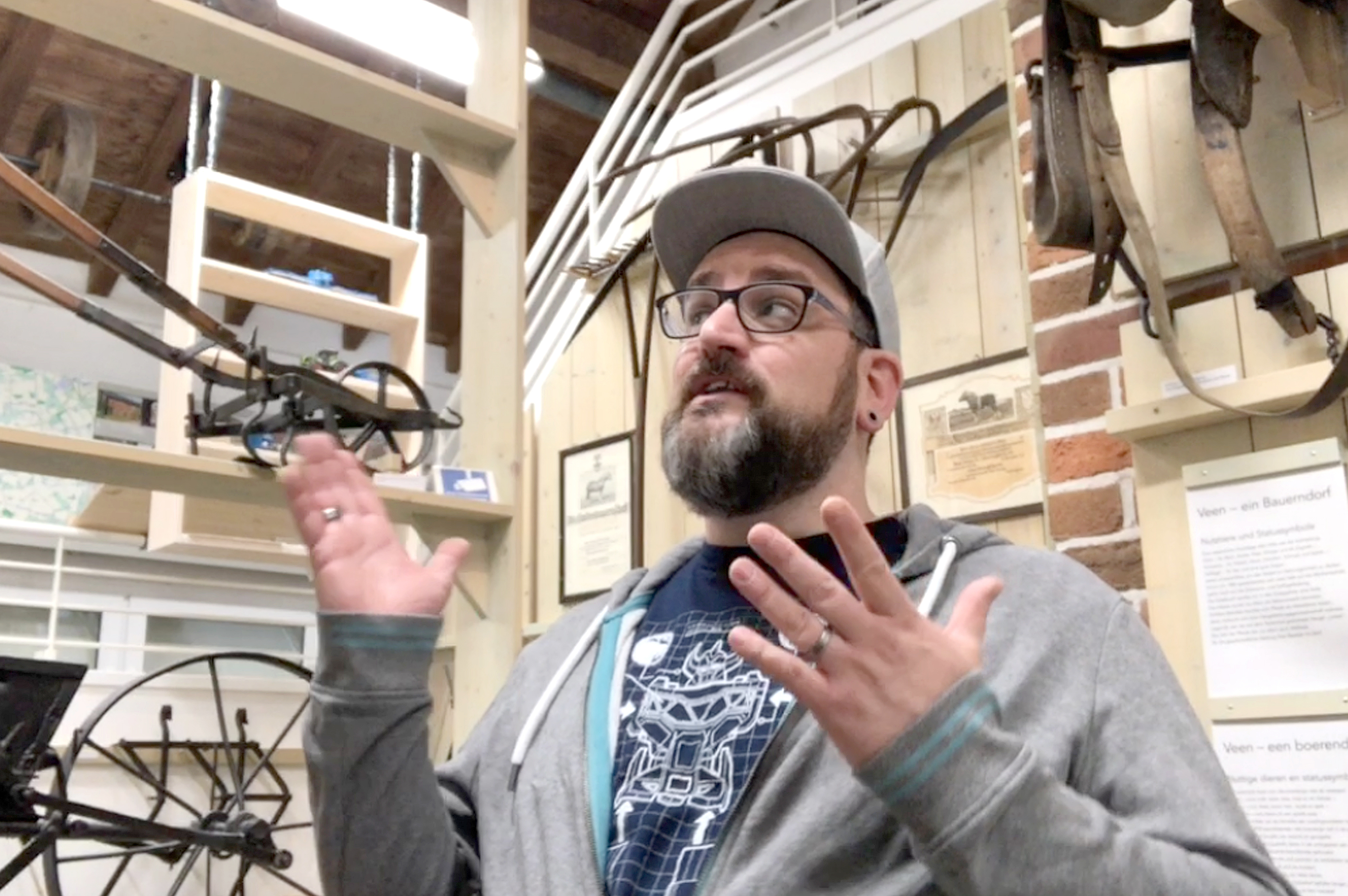 Markus Grimm drehte als Museums-Guide der Sparkasse am Niederrhein kurze Videos vom Besuch in sieben ganz unterschiedliche Sammlungen von Moers bis Xanten.