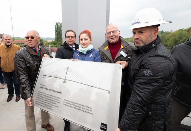 Im Rahmen des Richtfestes wurde eine Gedenktafel zu Ehren des tödlich verunglückten Arbeiters angebracht. Dessen Witwe Anja Januszewski (3.v.l.) wohnte ebenso der Veranstaltung bei, wie auch Jürgen Gentzmer (Bürgerschaft Kupferdreh, l.), Oberbürgermeister Thomas Kufen (2.v.l.), Günter Kirsten (Bürgerschaft Heisingen, 2.v.r.) und Bauleiter Andreas Behnke (r.). Fotos: Georg Lukas