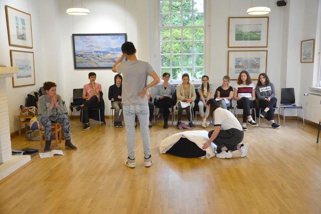 Das Märchen ist bekannt, doch die Geschichte, die Judith Hoymann und Sandra Heinzel mit ihrem Grenztheater junge Erwachsene zeigen, hat mit Märchen wenig zu tun.