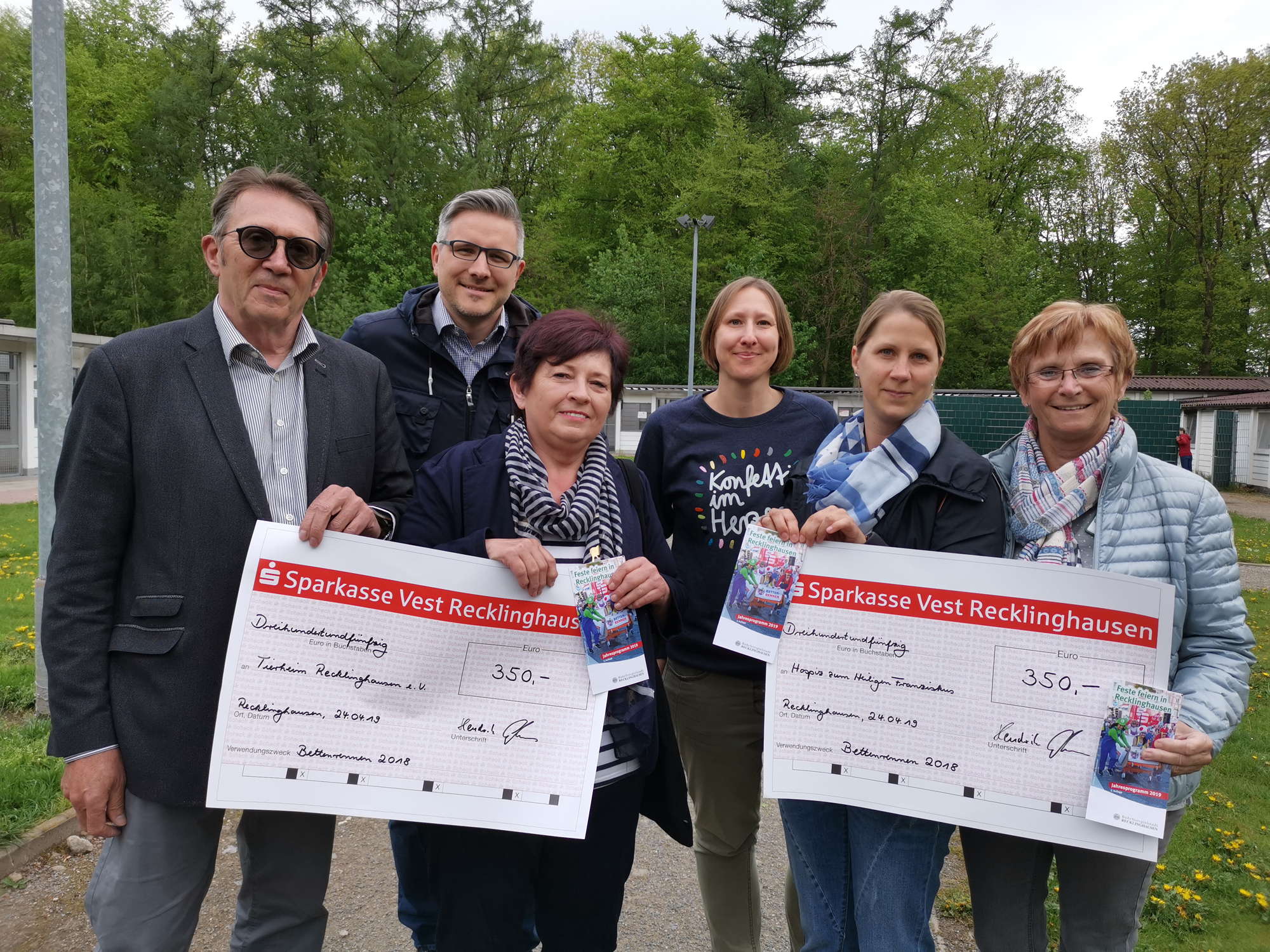 Anja Zimmermann und Hendrik Eßers vom Fachbereich Wirtschaftsförderung überreichten die beiden Schecks an Wolfgang Dramsch und Birgit Schönherr vom Vorstand des Tierheims sowie Sabrina Bergeest und Jutta Keller vom Hospiz zum heiligen Franziskus.