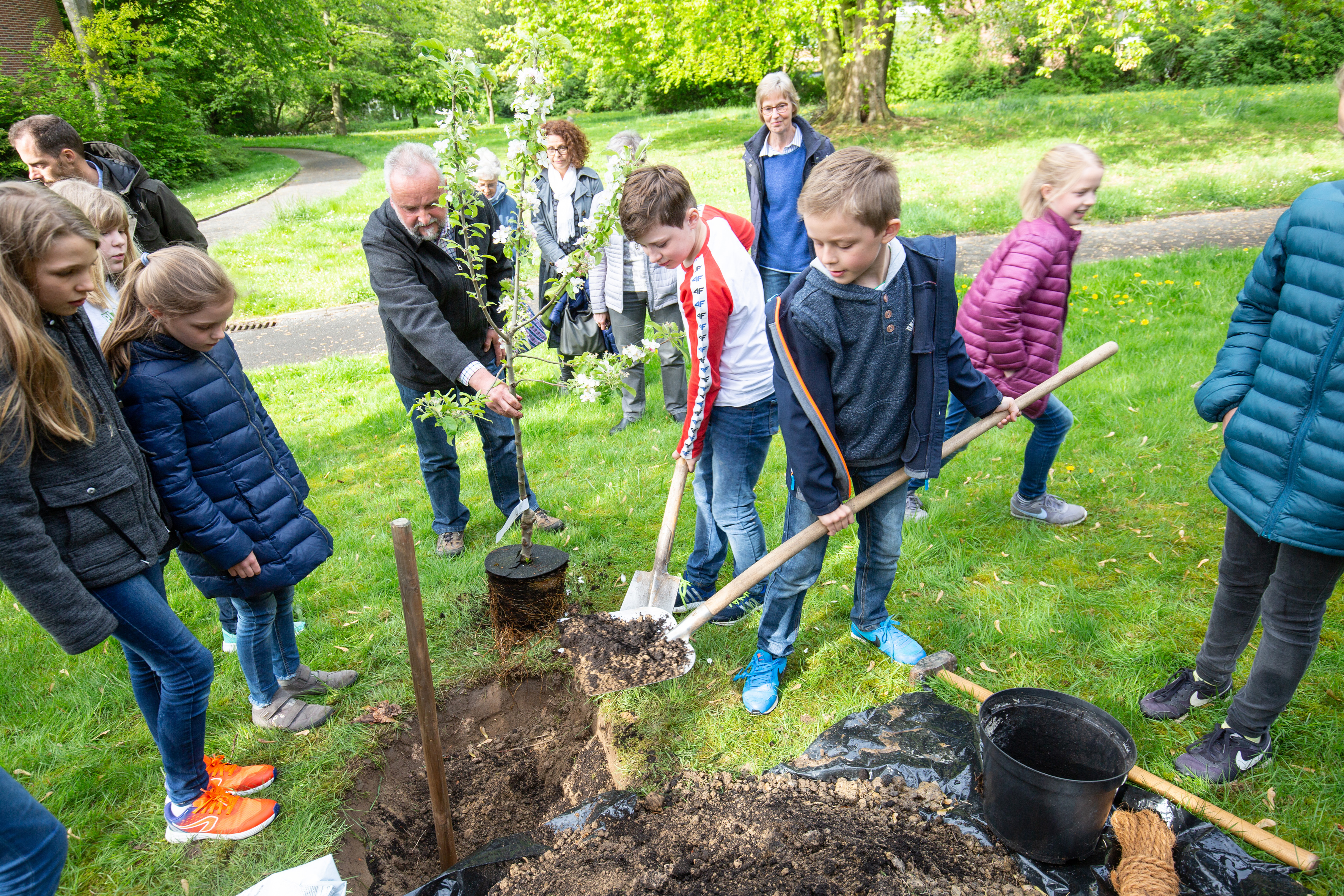 Baumpflanzaktion junger Klimabotschafter in Neuasseln
