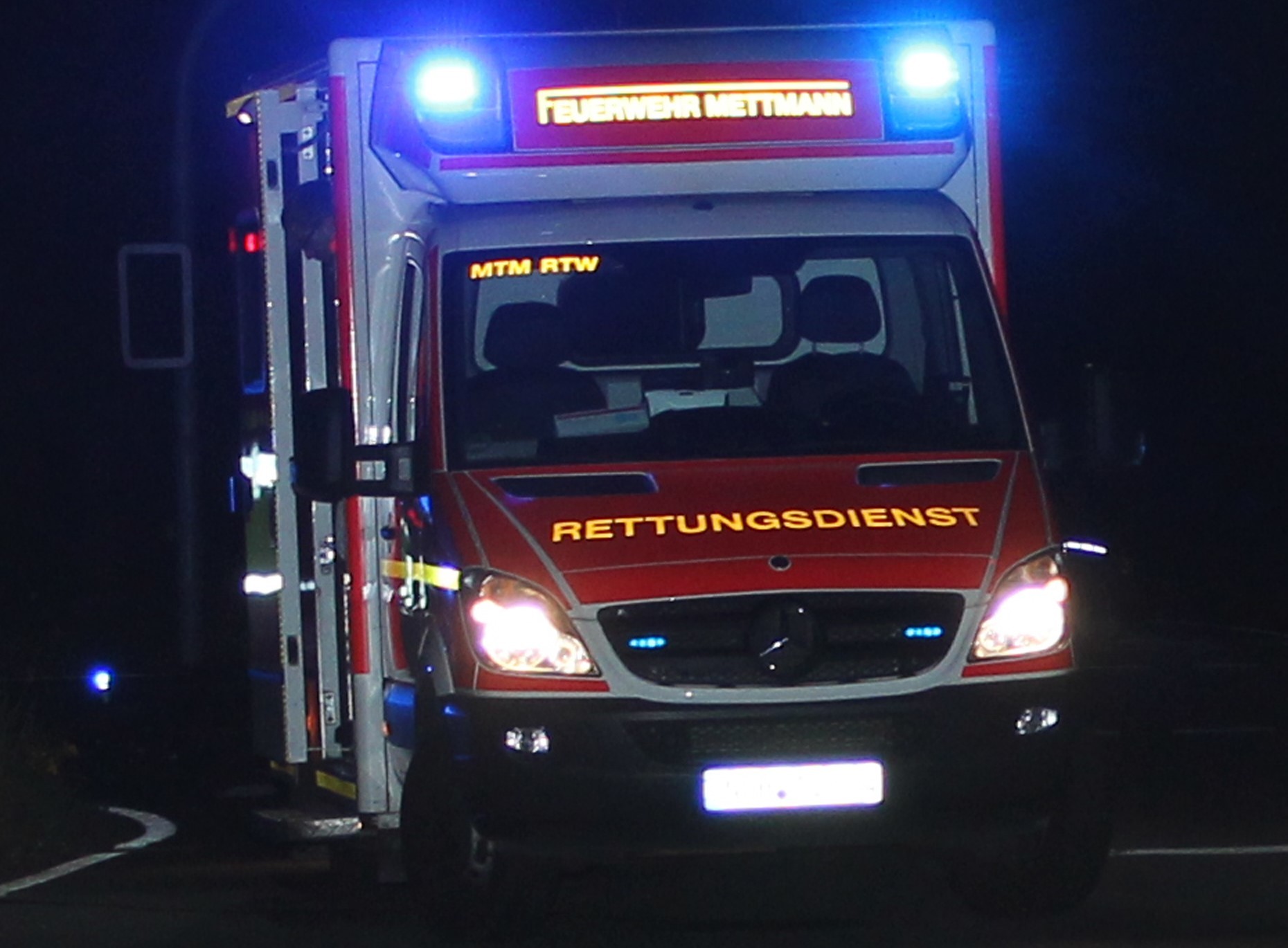 Mit dem Rettungswagen wurde die Leichtverletzte ins Krankenhaus gebracht.