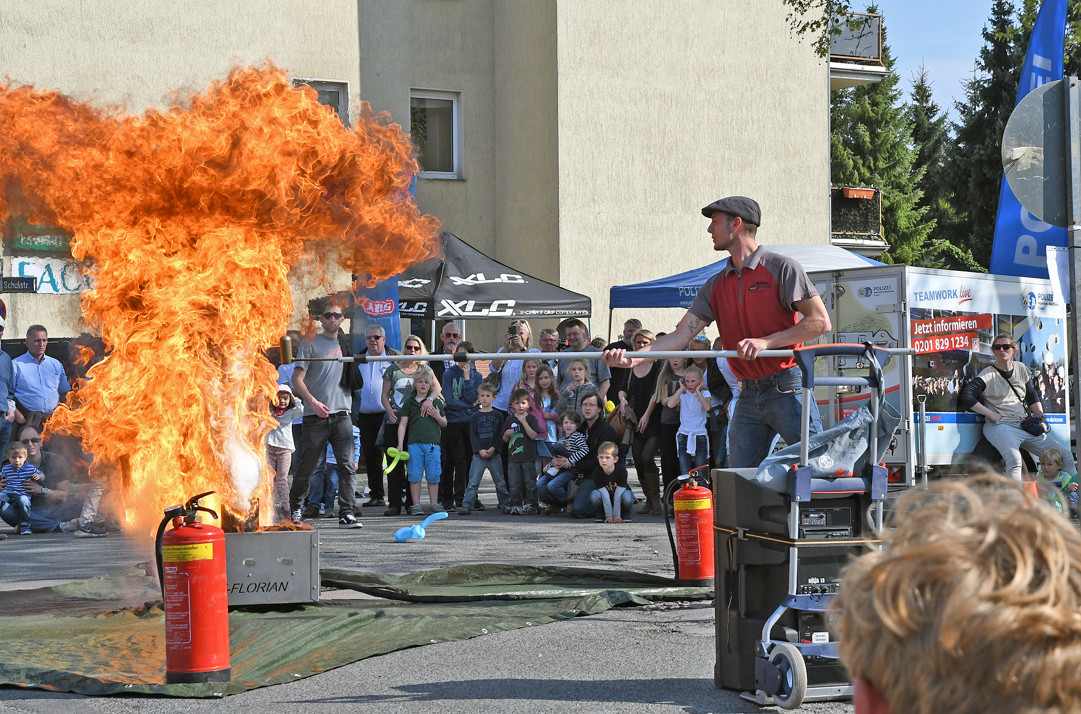 Am Wochenende wird's heiß: Samstag und Sonntag, 11. und 12. Mai, jeweils von 11 Uhr an wird's wieder heiß, wenn die freiwillige Feuerwache zur "Erlebniswelt" in und um die Wache an der Schulstraße 20 lädt. Das wahrscheinlich größte Feuerwehrfest in NRW bietet wieder Informatives und Unterhaltsames für Jung und Alt.