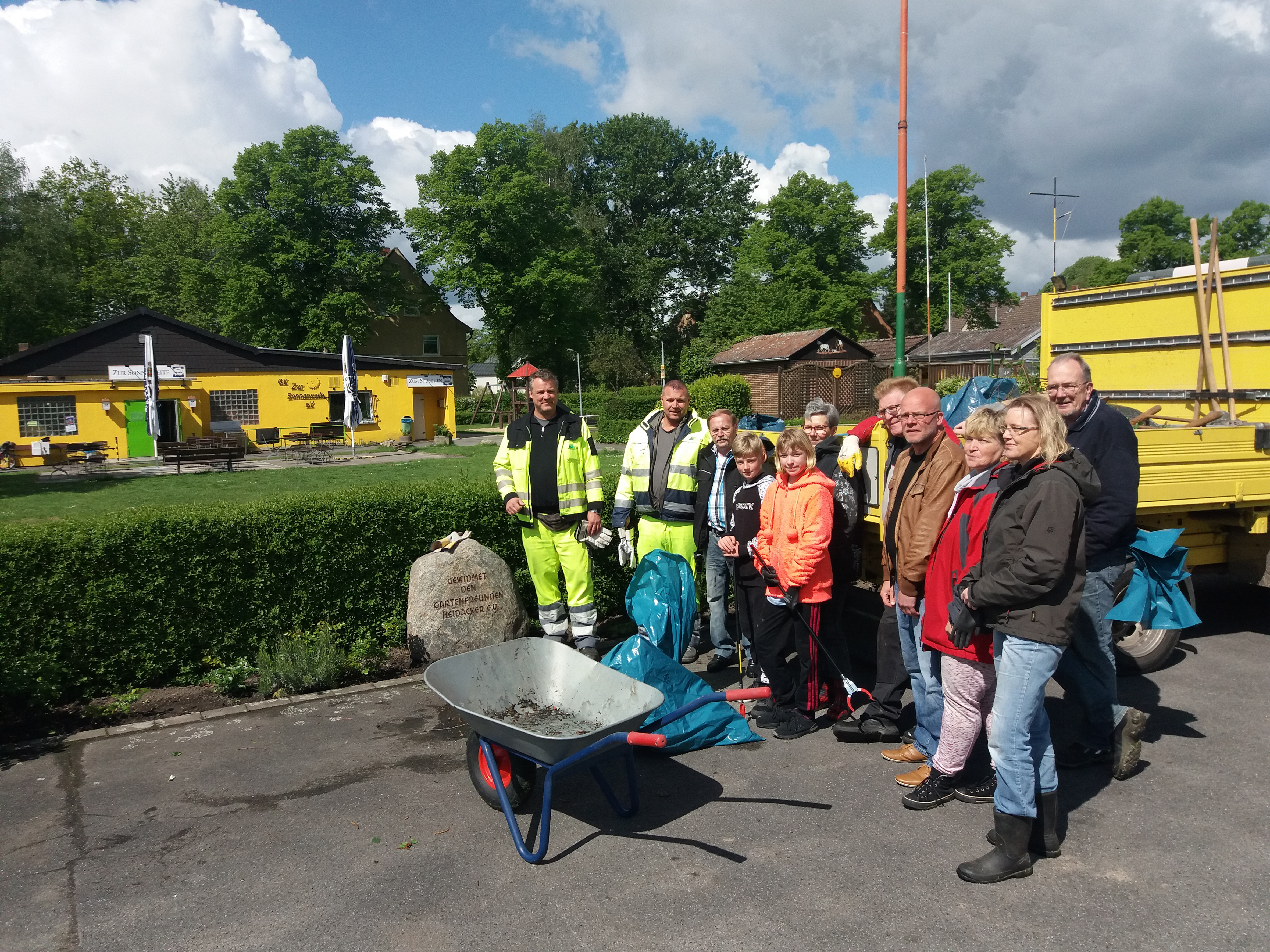 Beteiligt haben sich die Evinger Gartenfreunde vom Gartenverein "Zur Sonnenseite" jetzt noch an der Aktion "Sauberes Dortmund" von Entsorgung Dortmund (EDG) und Stadt. Rund um die Gartenanlage an der Waldecker Straße, an der Kemminghauser, der Württemberger und der Bayrischen Straße sammelten die Kleingärtner und ihre Kinder zwei Stunden lang wild entsorgten Müll ein. "Anschließend kamen zweite nette Müllwerker der EDG vorbei und haben den Müll fachgerecht entsorgt", freute sich Vereinsvorsitzender Roland Fröhling. Und weil Groß und Klein ebenso viel Spaß hatten, wollen die Gartenfreunde diese Aktion gerne wiederholen.