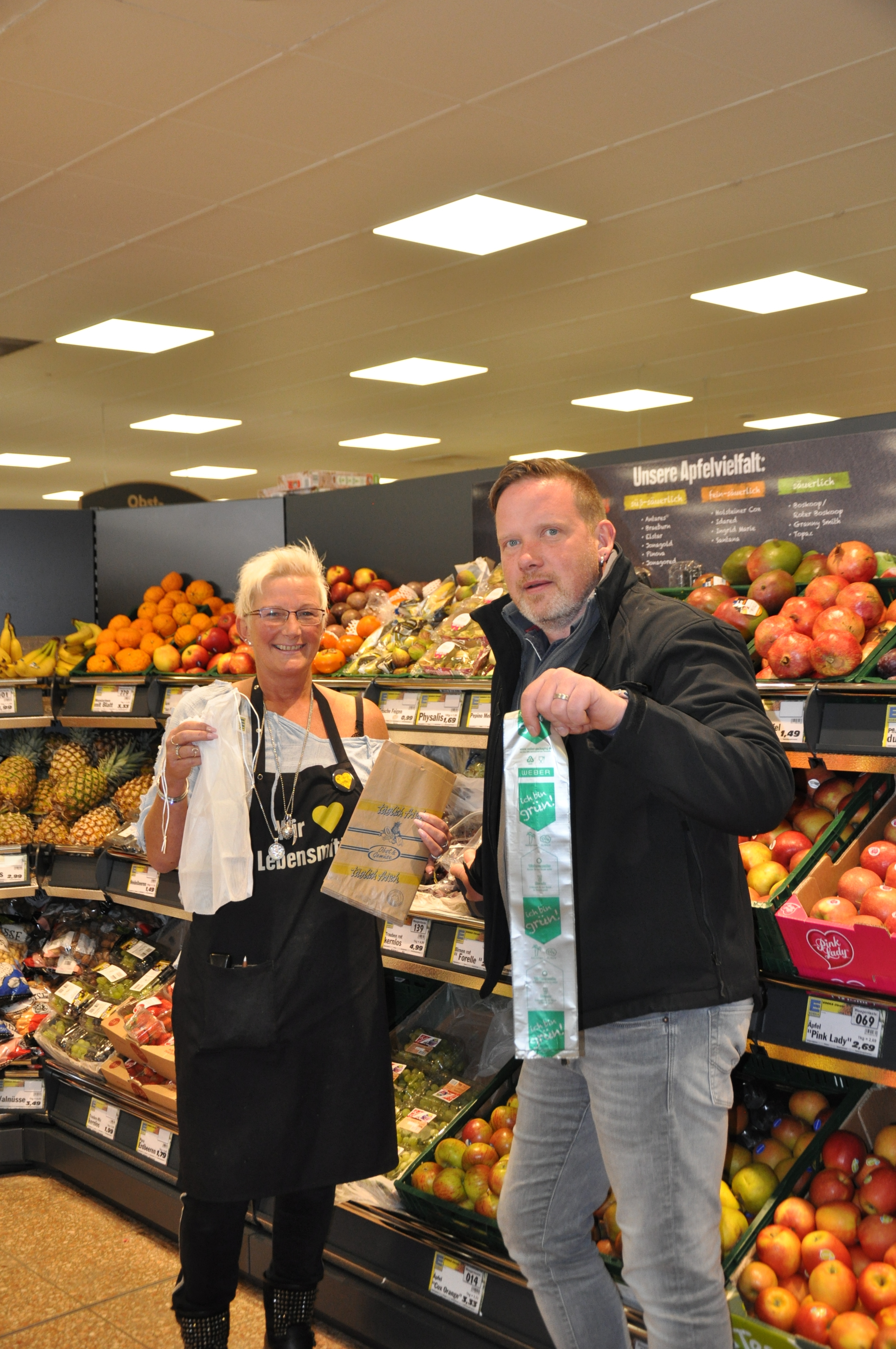 Michael Clever und die Filialleiterin der Eppenhauser Filiale Anja Grimm mit den nachhaltigen Obst- und Gemüsebeuteln