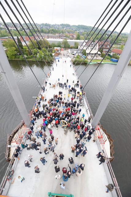 Viele Bürger nutzten an diesem Tag die Gelegenheit, die neue Brückenkonstruktion zu betreten und zu bestaunen. Foto: Lukas