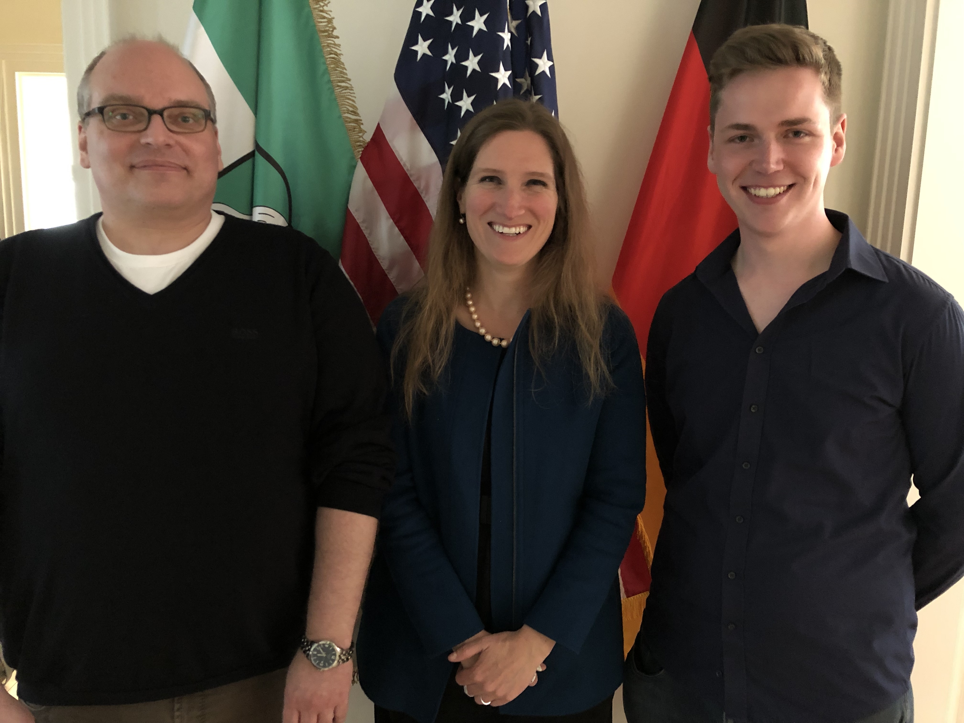 MCG-Englischlehrer Karsten Brill, US-Generalkonsulin Fiona Evans, Lehramtsanwärter Lukas Nikolai (v.l.n.r.)