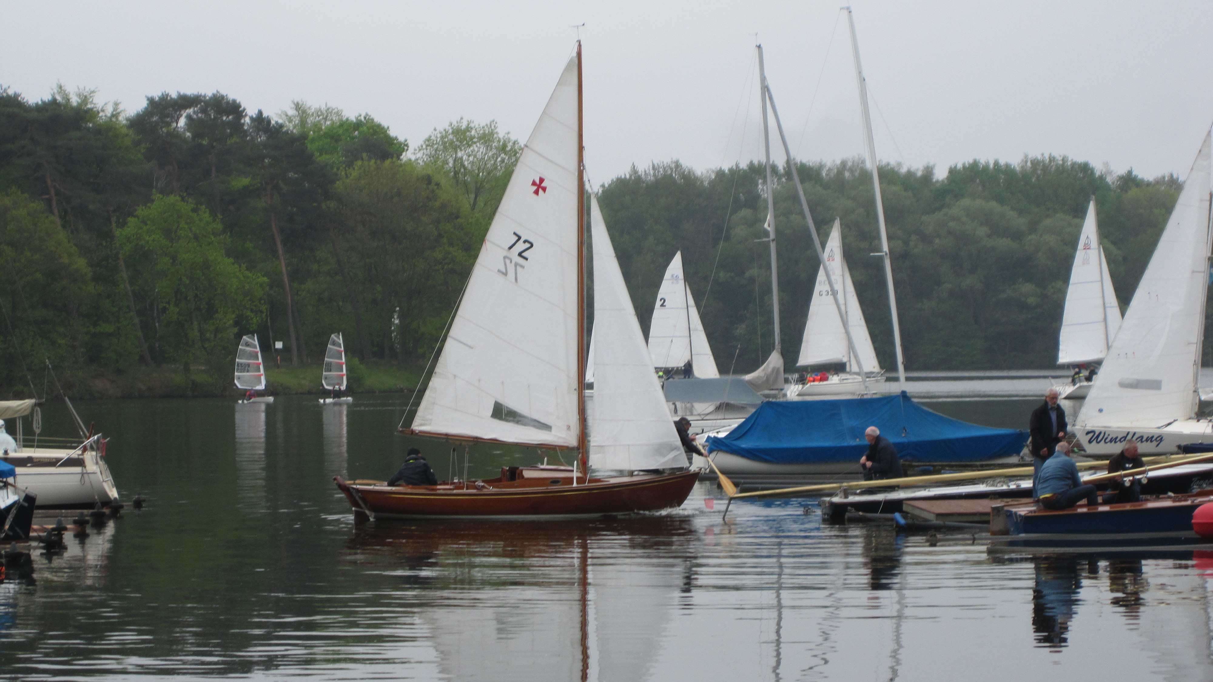 Bei wenig Wind begleiteten die Segelsportler die Wassersportbegeisterten der anderen Clubs bei einem Törn um die Insel. Foto: Privat
