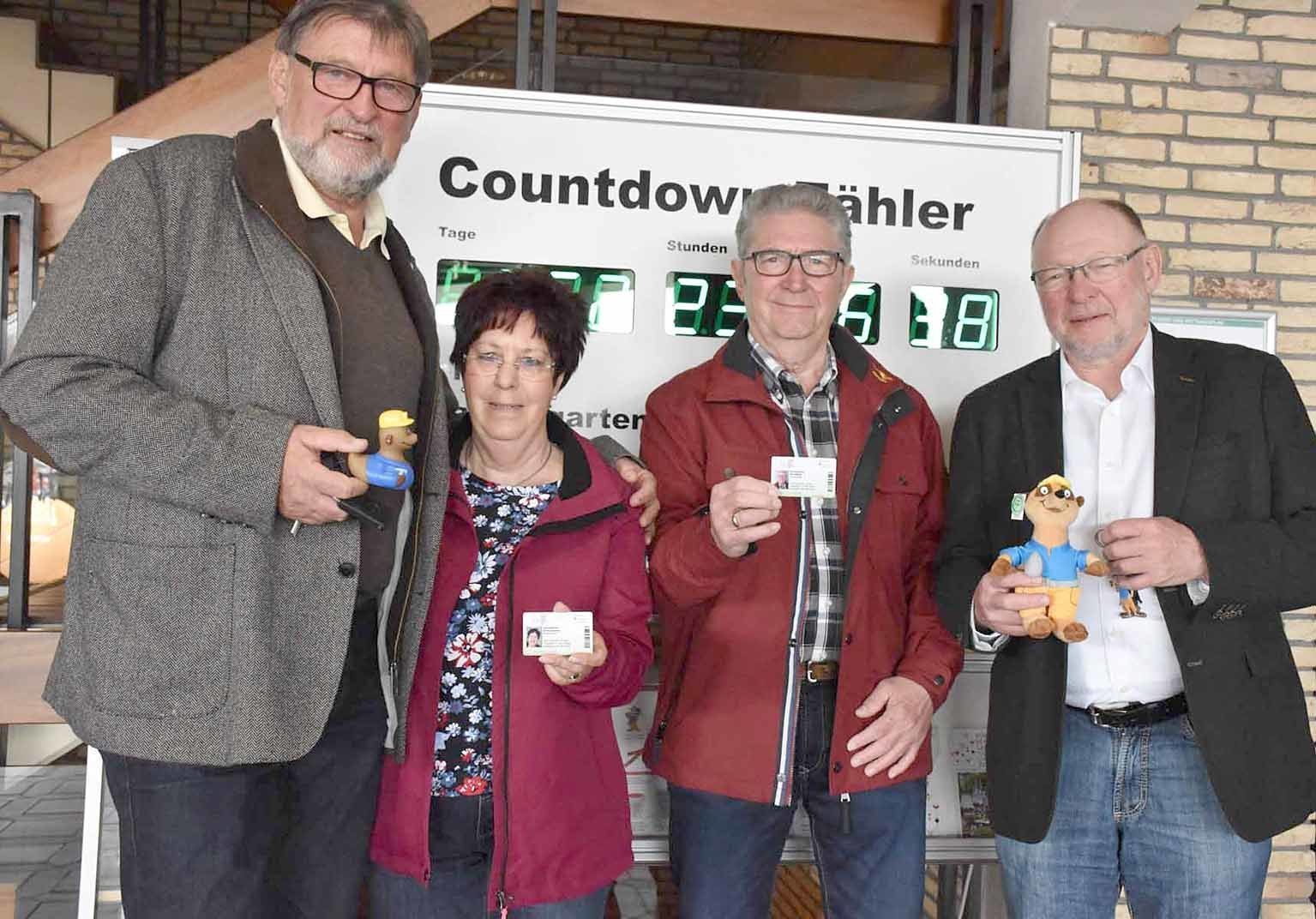 Wolfgang Roth (Vorsitzender des LaGa-Fördervereins), Brigitte und Herbert Zenz sowie Heinrich Sperling (Geschäftsführer der Laga) vor dem Countdown-Zähler.