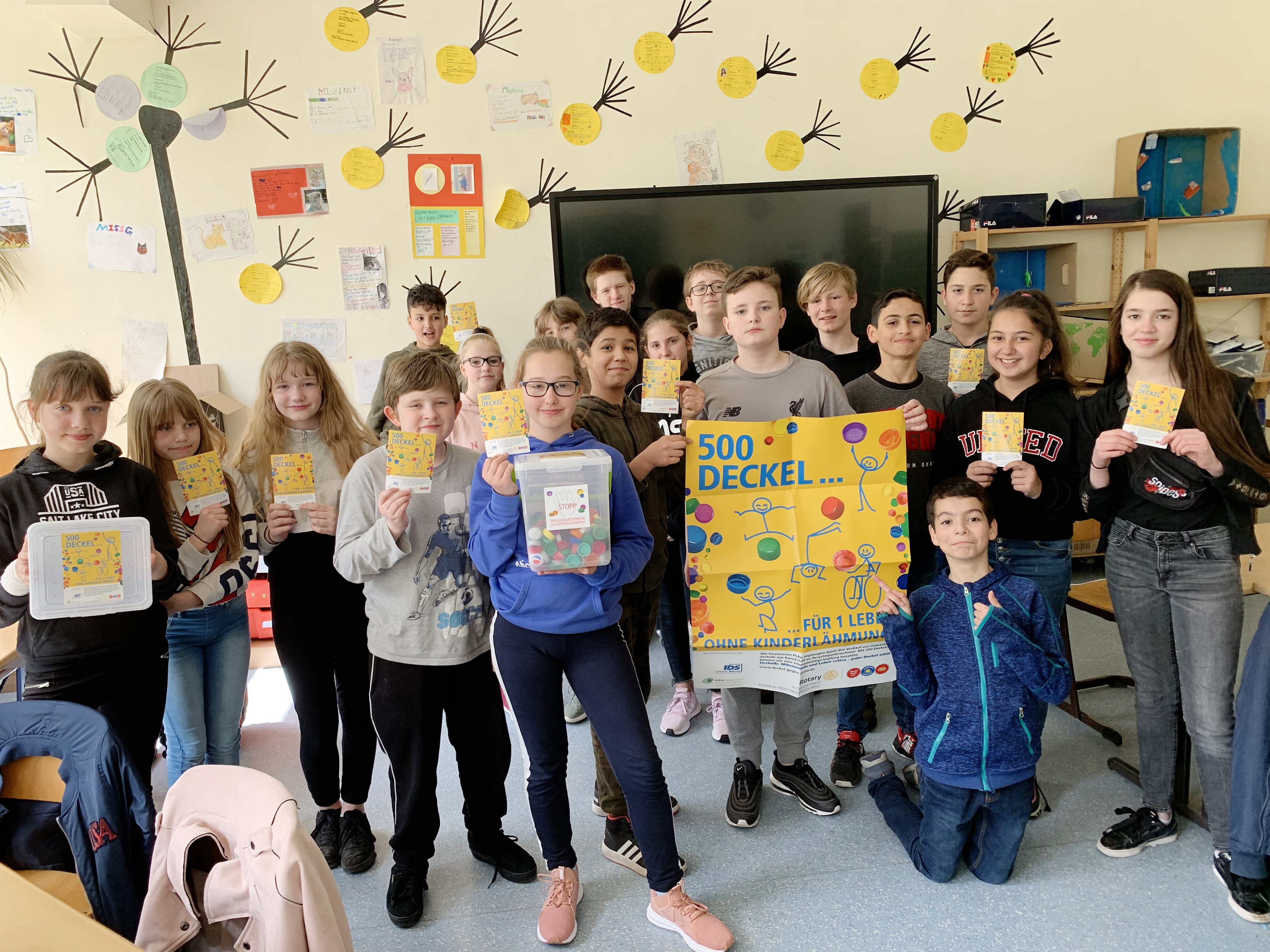 Die beim Projekt "500 Deckel..." engagierten Scharnhorster Gesamtschüler*innen der Arbeitsgemeinschaft "Plastik und Meer" werben fürs Mitmachen und sammeln fleißig Kunststoff-Deckel.